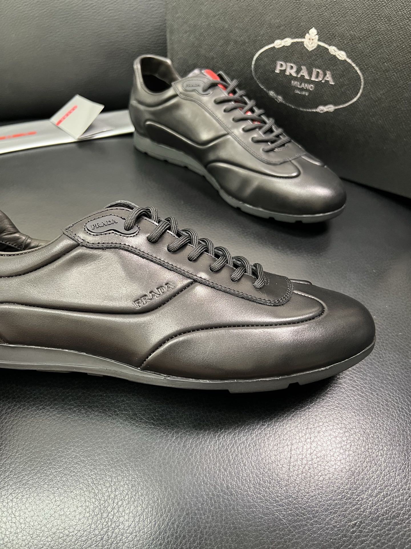 PRADA 顶级工艺品 普拉达 专柜同步 原厂配置，意大利进口原版牛皮面料，透气舒适进口水染牛里垫，鞋底