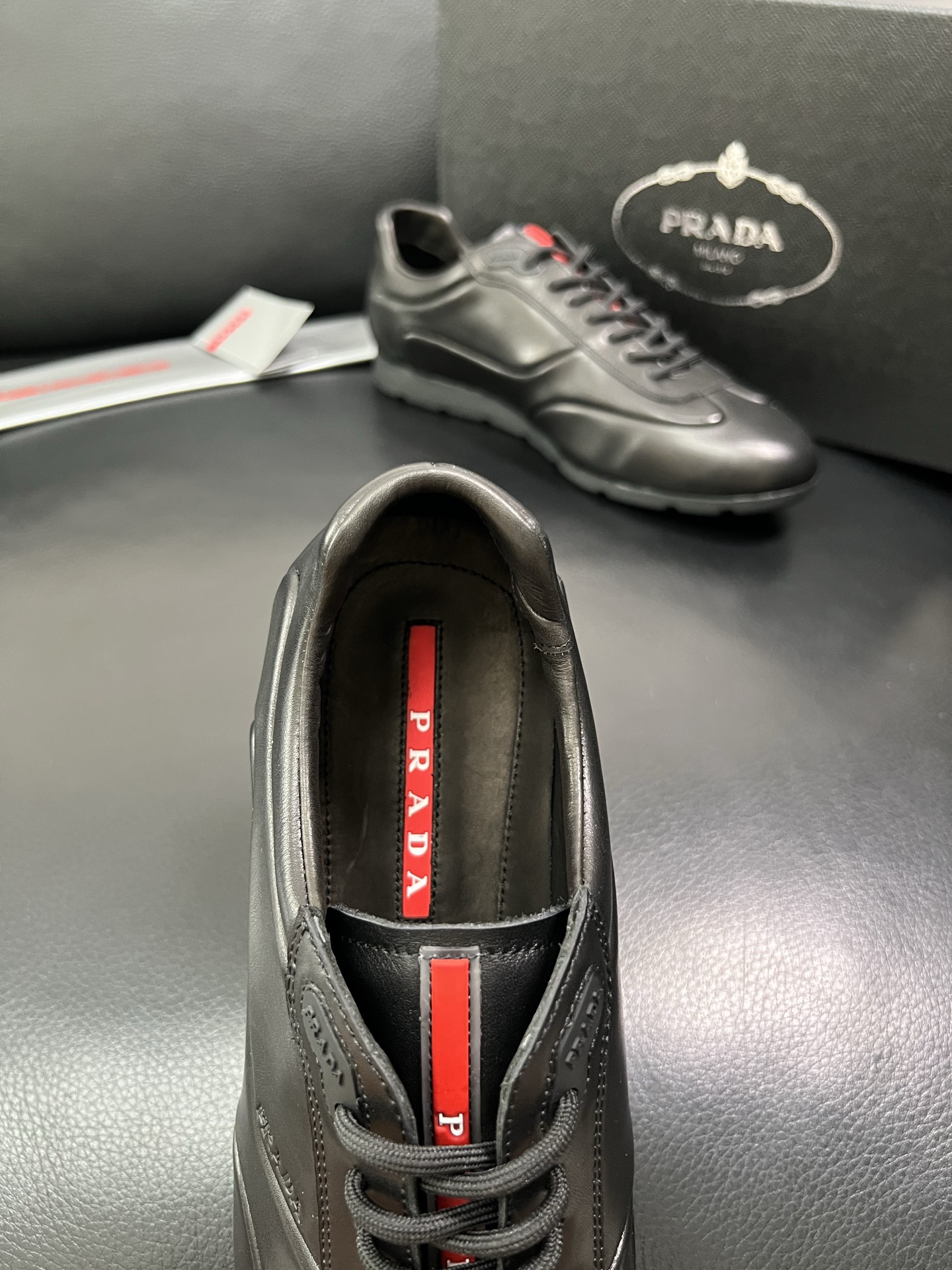 PRADA 顶级工艺品 普拉达 专柜同步 原厂配置，意大利进口原版牛皮面料，透气舒适进口水染牛里垫，鞋底