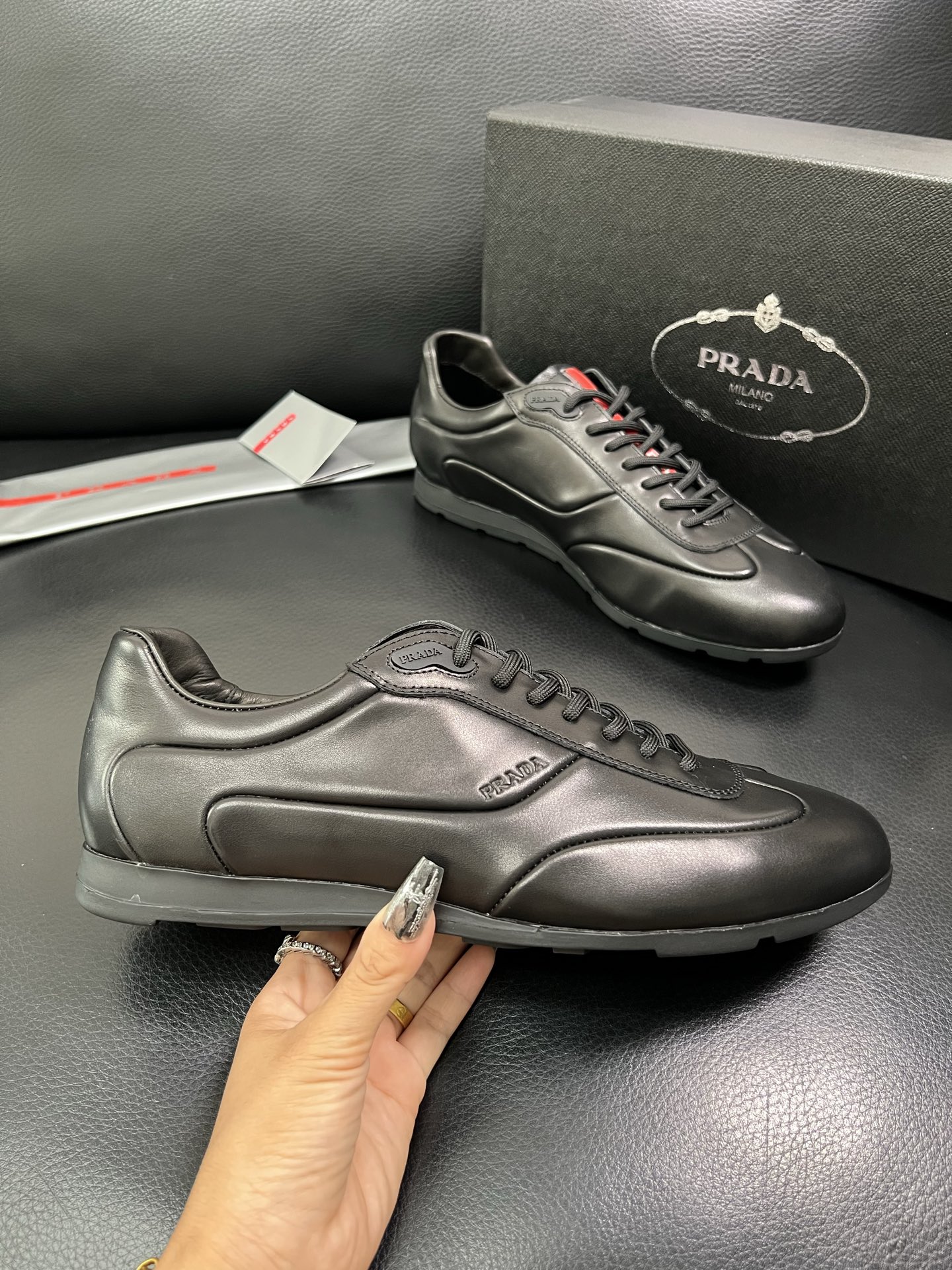 PRADA 顶级工艺品 普拉达 专柜同步 原厂配置，意大利进口原版牛皮面料，透气舒适进口水染牛里垫，鞋底