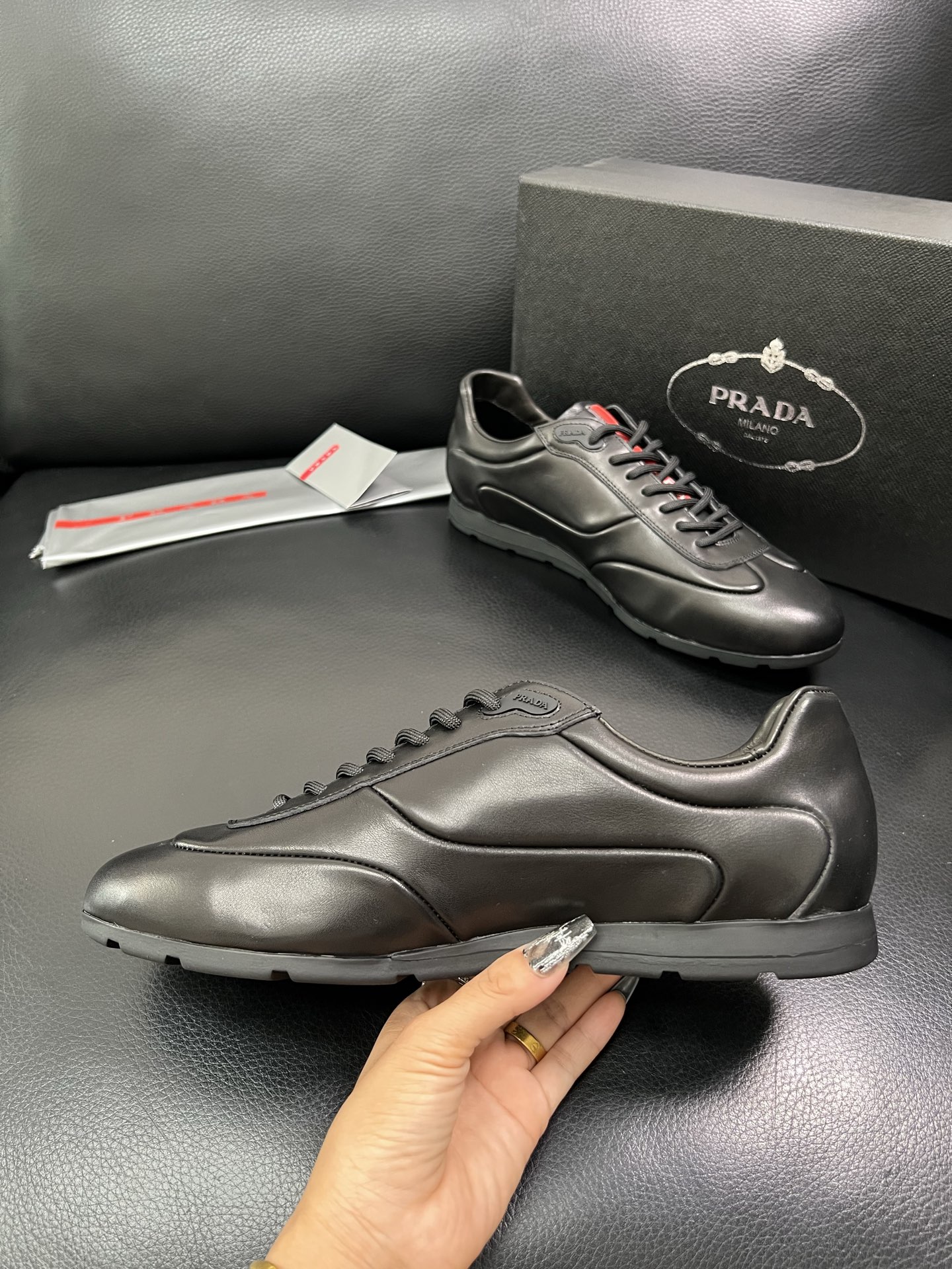 PRADA 顶级工艺品 普拉达 专柜同步 原厂配置，意大利进口原版牛皮面料，透气舒适进口水染牛里垫，鞋底