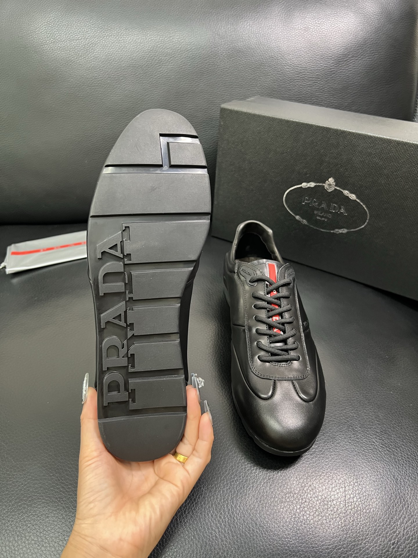 PRADA 顶级工艺品 普拉达 专柜同步 原厂配置，意大利进口原版牛皮面料，透气舒适进口水染牛里垫，鞋底