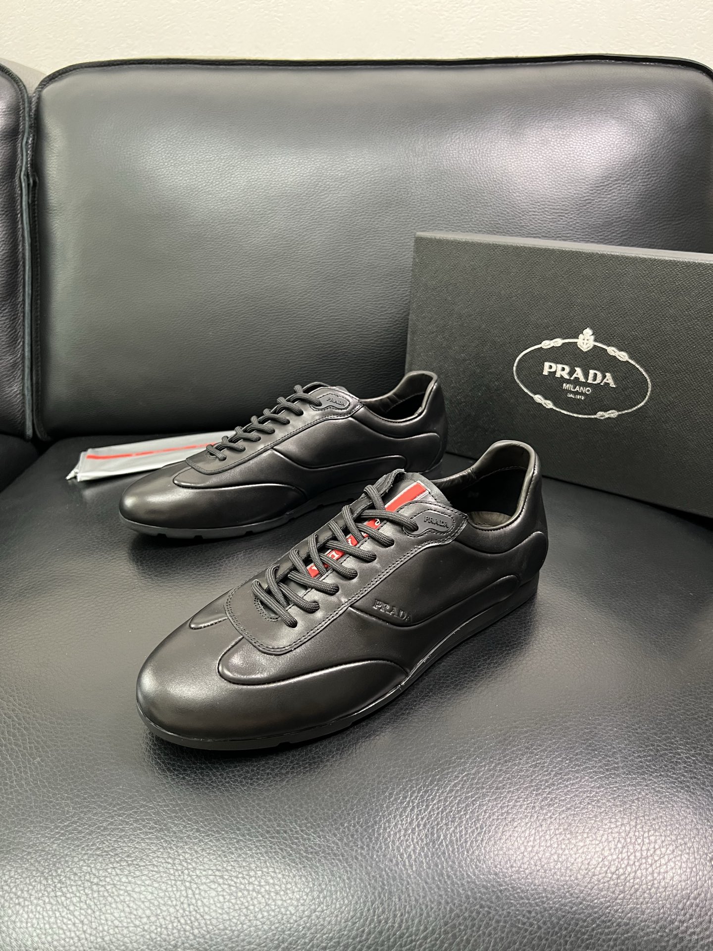PRADA 顶级工艺品 普拉达 专柜同步 原厂配置，意大利进口原版牛皮面料，透气舒适进口水染牛里垫，鞋底