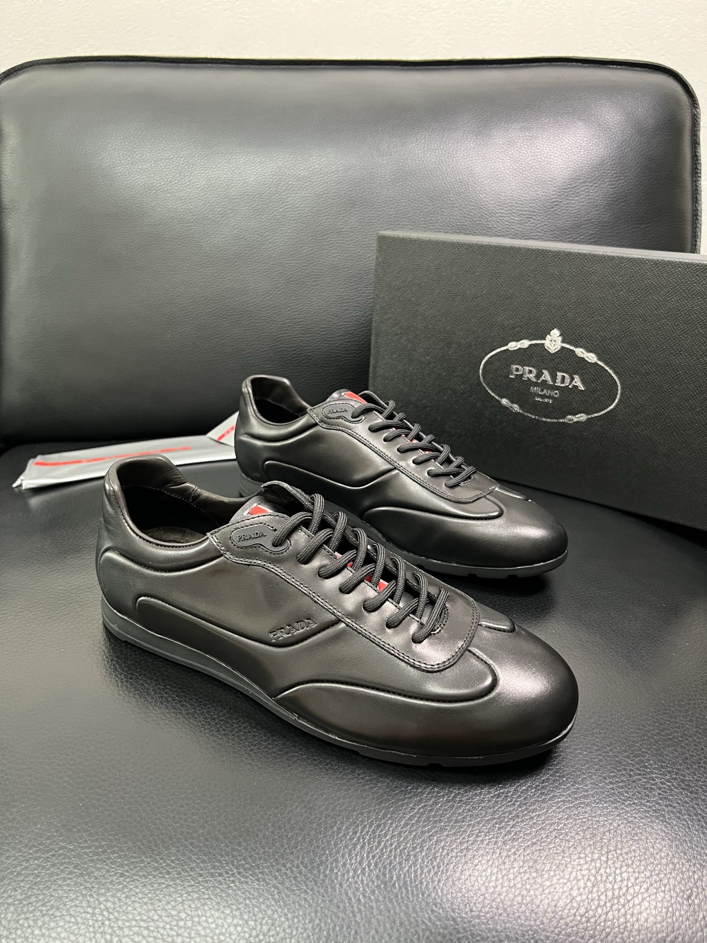 PRADA 顶级工艺品 普拉达 专柜同步 原厂配置，意大利进口原版牛皮面料，透气舒适进口水染牛里垫，鞋底