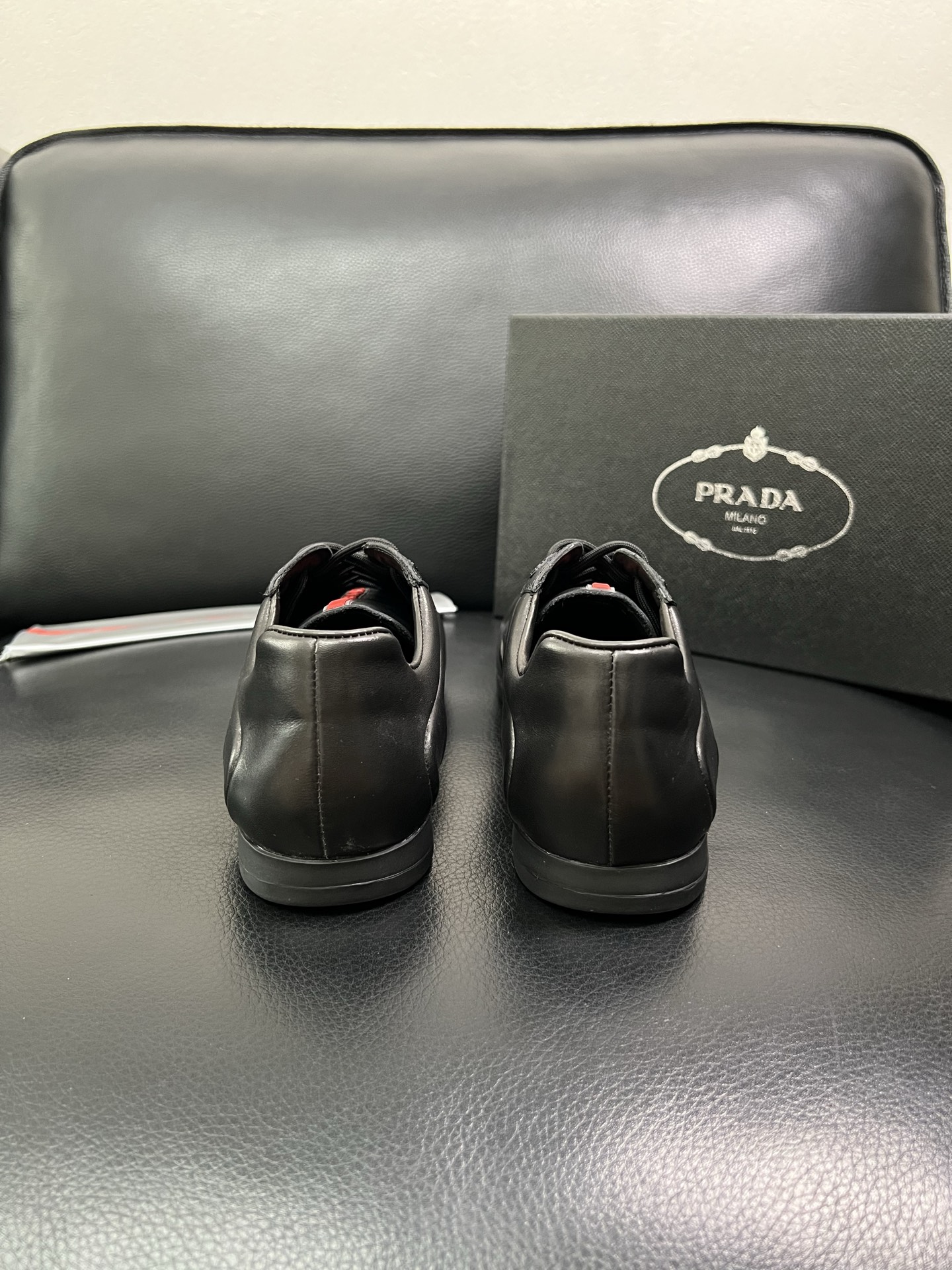 PRADA 顶级工艺品 普拉达 专柜同步 原厂配置，意大利进口原版牛皮面料，透气舒适进口水染牛里垫，鞋底