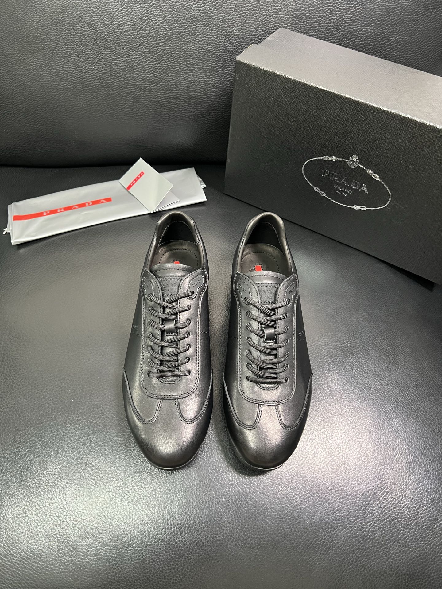 PRADA 顶级工艺品 普拉达 专柜同步 原厂配置，意大利进口原版牛皮面料，透气舒适进口水染牛里垫，鞋底