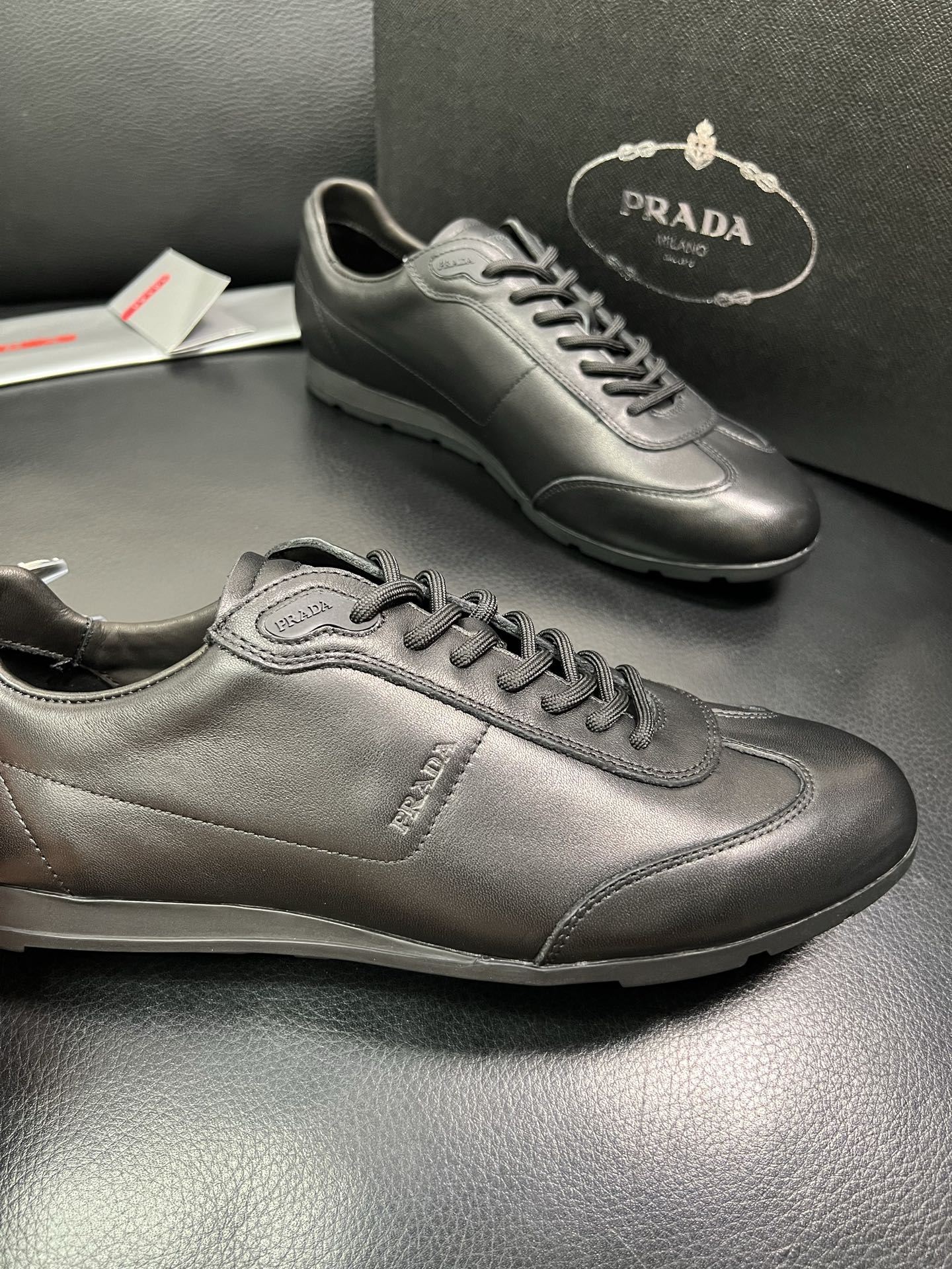 PRADA 顶级工艺品 普拉达 专柜同步 原厂配置，意大利进口原版牛皮面料，透气舒适进口水染牛里垫，鞋底