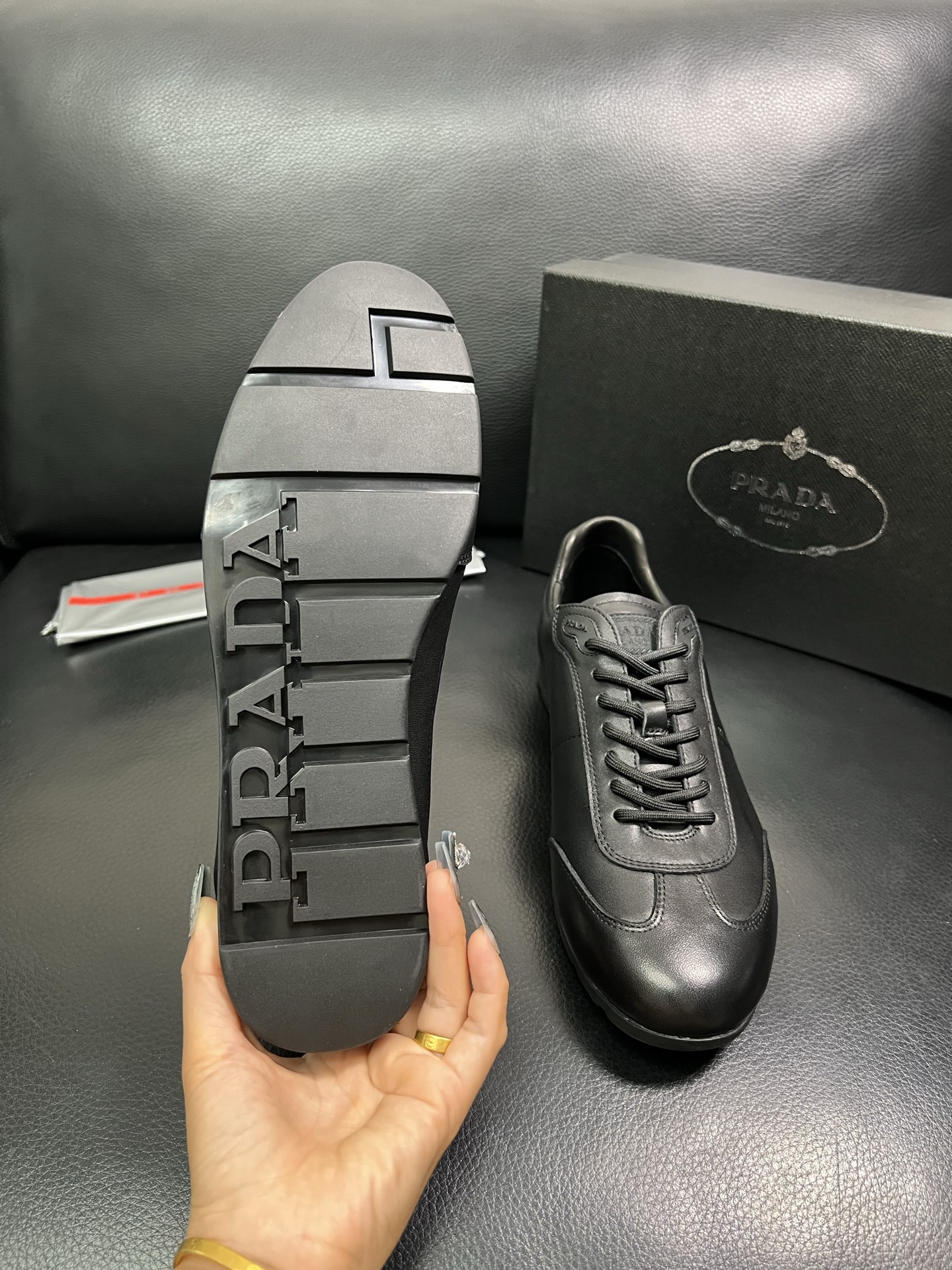 PRADA 顶级工艺品 普拉达 专柜同步 原厂配置，意大利进口原版牛皮面料，透气舒适进口水染牛里垫，鞋底