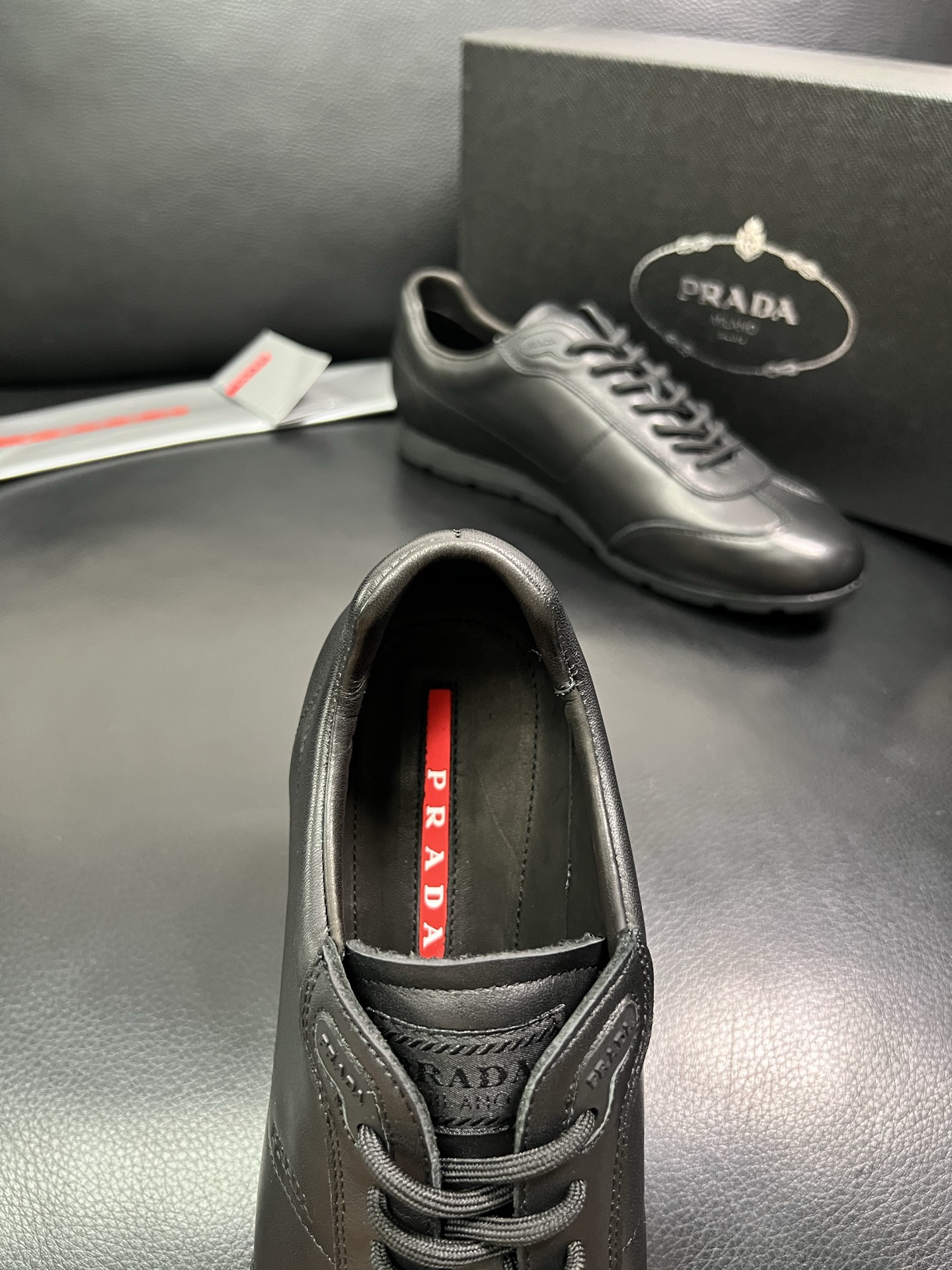 PRADA 顶级工艺品 普拉达 专柜同步 原厂配置，意大利进口原版牛皮面料，透气舒适进口水染牛里垫，鞋底