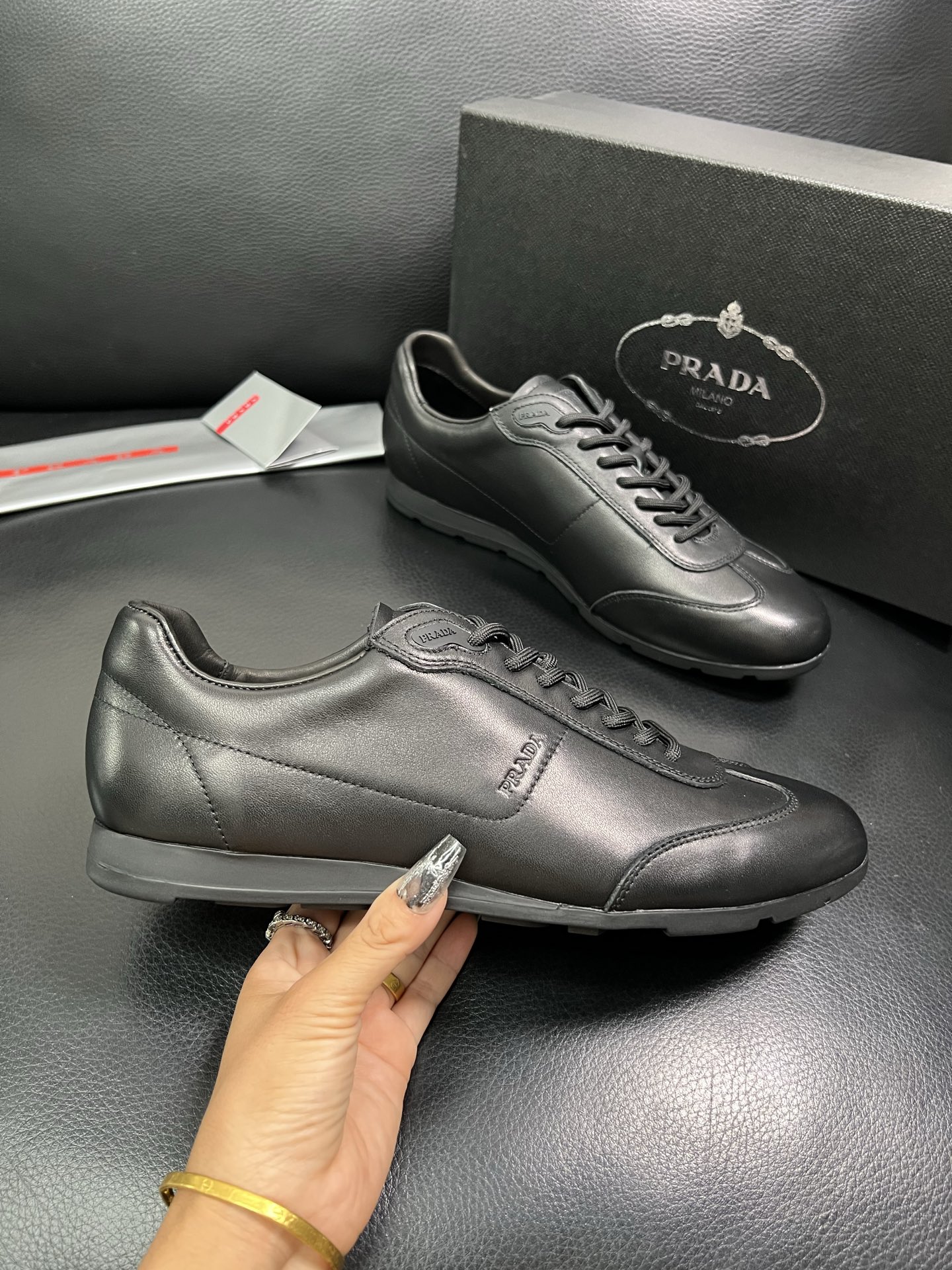 PRADA 顶级工艺品 普拉达 专柜同步 原厂配置，意大利进口原版牛皮面料，透气舒适进口水染牛里垫，鞋底