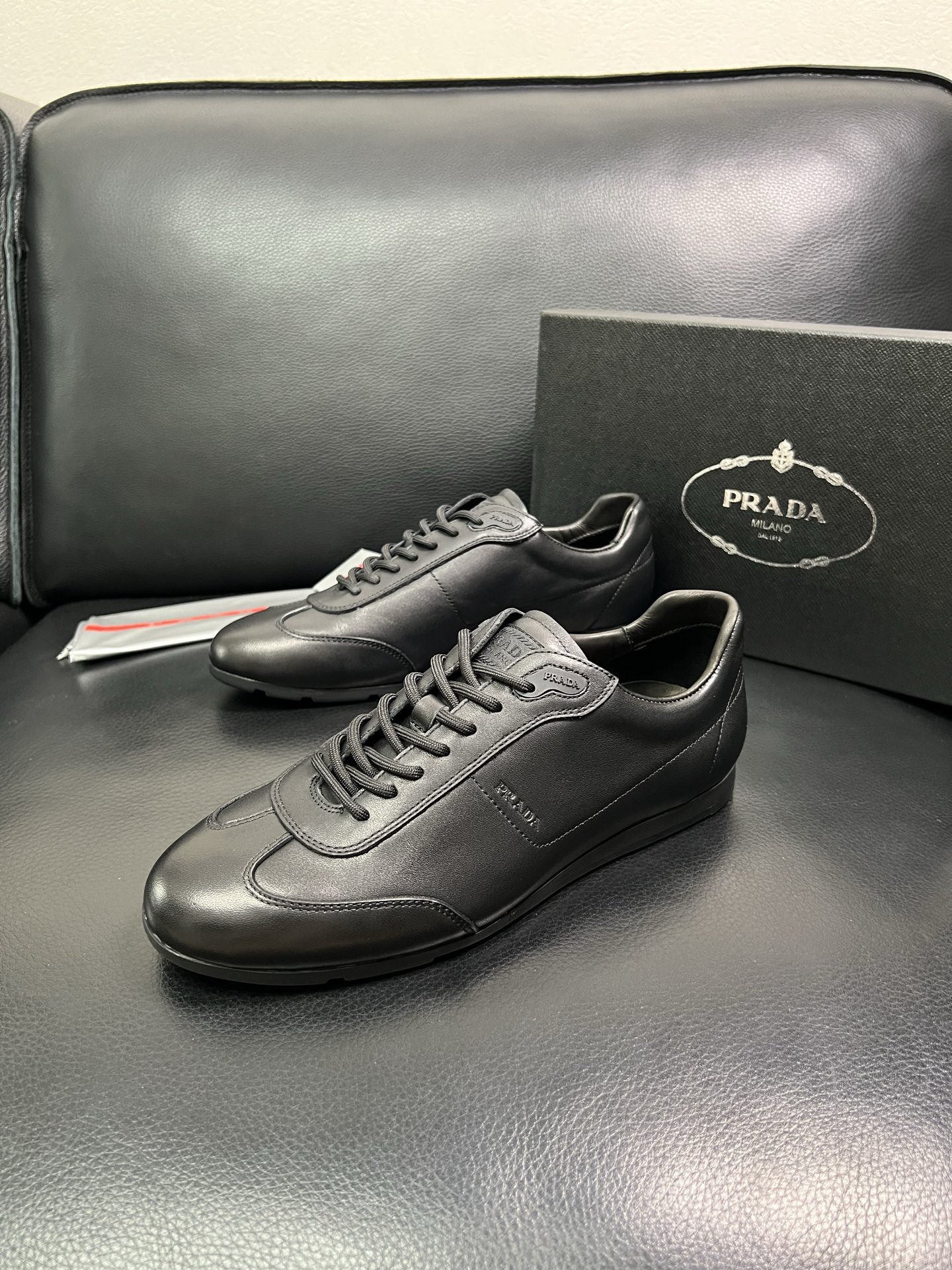 PRADA 顶级工艺品 普拉达 专柜同步 原厂配置，意大利进口原版牛皮面料，透气舒适进口水染牛里垫，鞋底