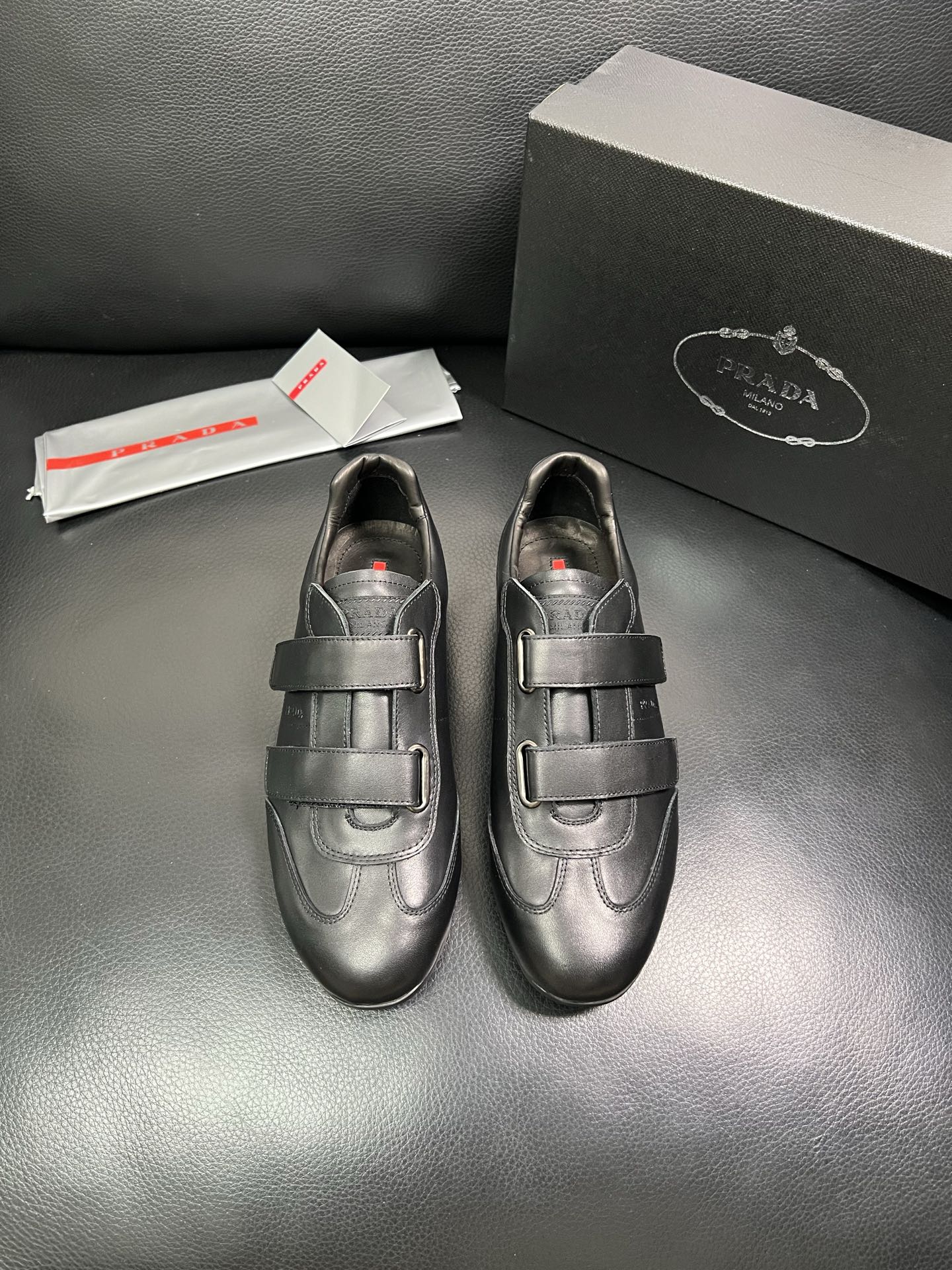 PRADA 顶级工艺品 普拉达 专柜同步 原厂配置，意大利进口原版牛皮面料，透气舒适进口水染牛里垫，鞋底