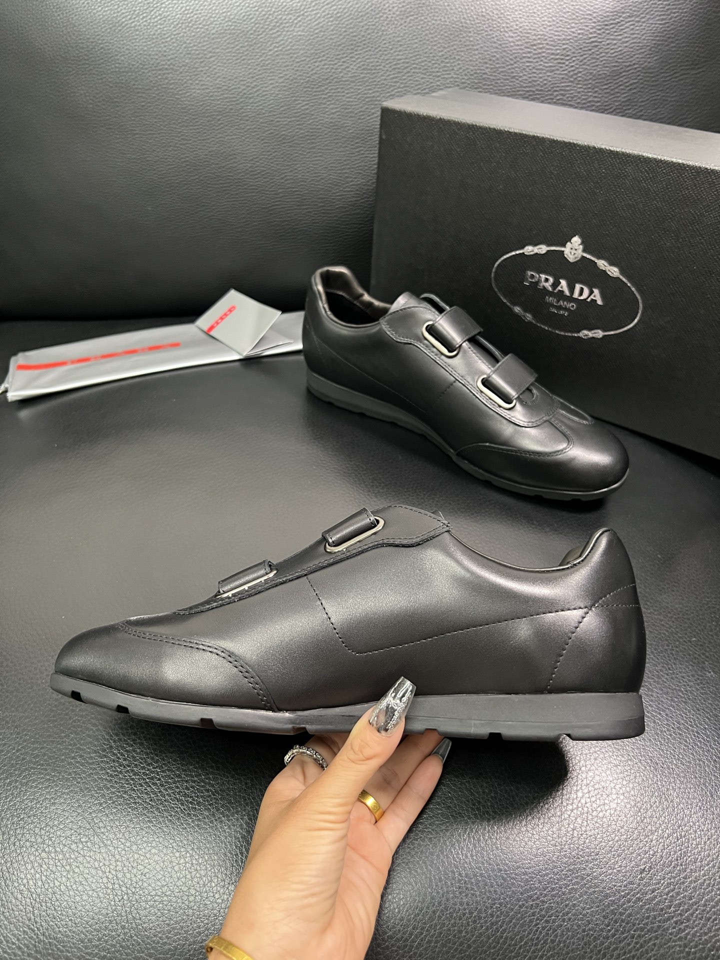PRADA 顶级工艺品 普拉达 专柜同步 原厂配置，意大利进口原版牛皮面料，透气舒适进口水染牛里垫，鞋底