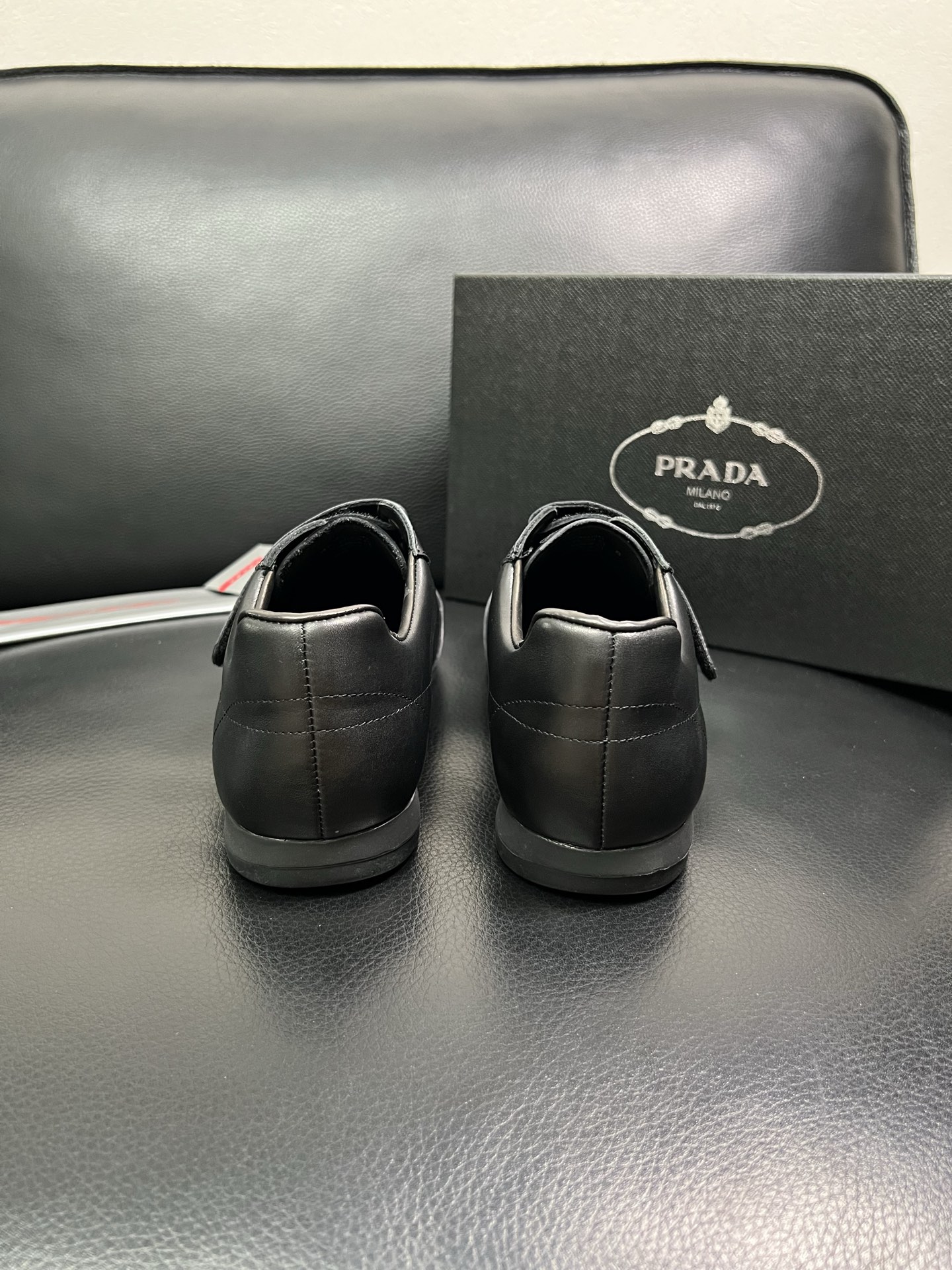 PRADA 顶级工艺品 普拉达 专柜同步 原厂配置，意大利进口原版牛皮面料，透气舒适进口水染牛里垫，鞋底