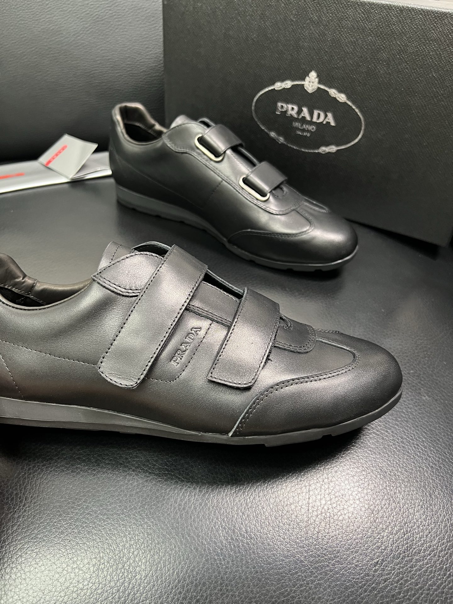PRADA 顶级工艺品 普拉达 专柜同步 原厂配置，意大利进口原版牛皮面料，透气舒适进口水染牛里垫，鞋底