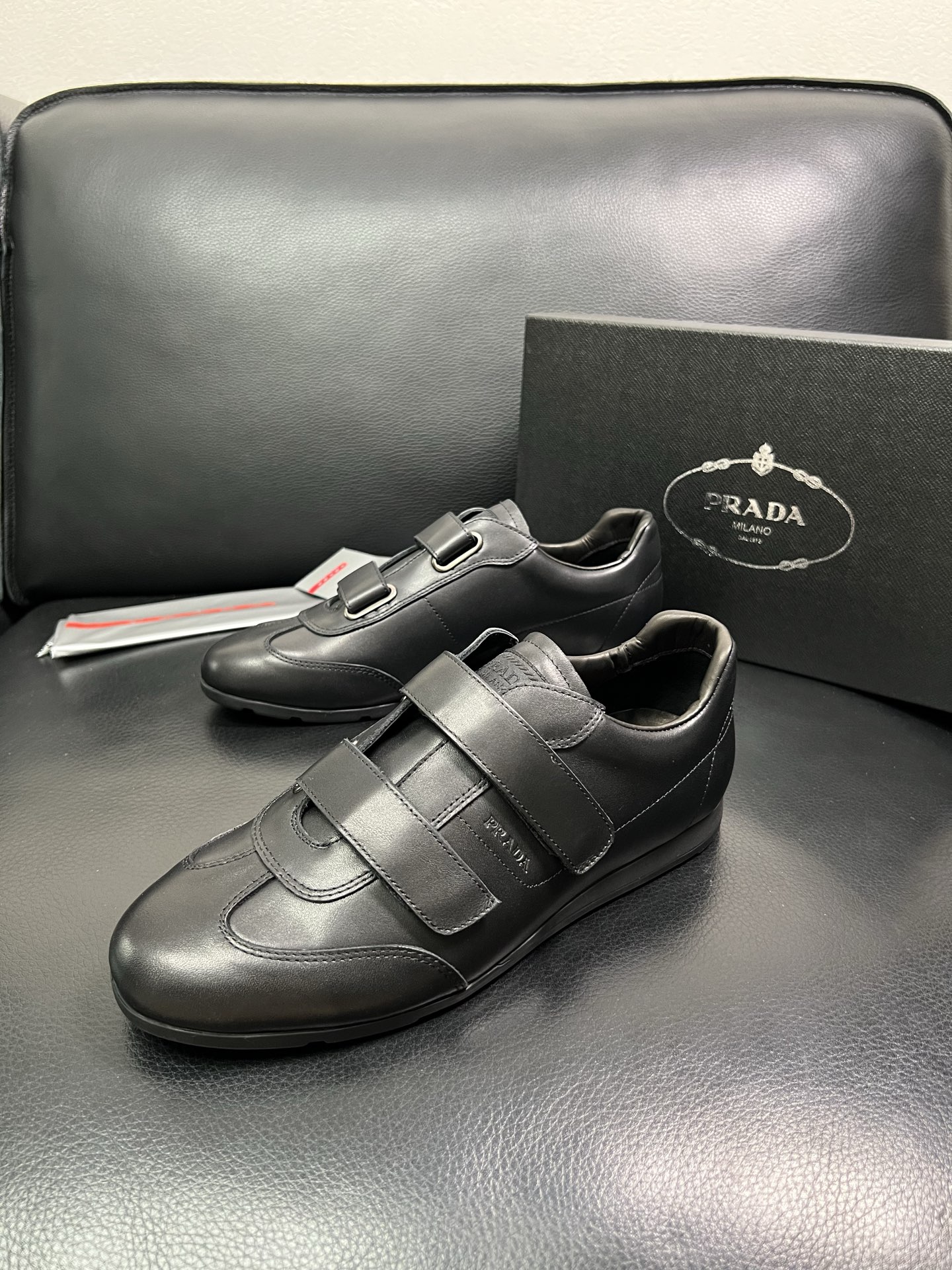 PRADA 顶级工艺品 普拉达 专柜同步 原厂配置，意大利进口原版牛皮面料，透气舒适进口水染牛里垫，鞋底