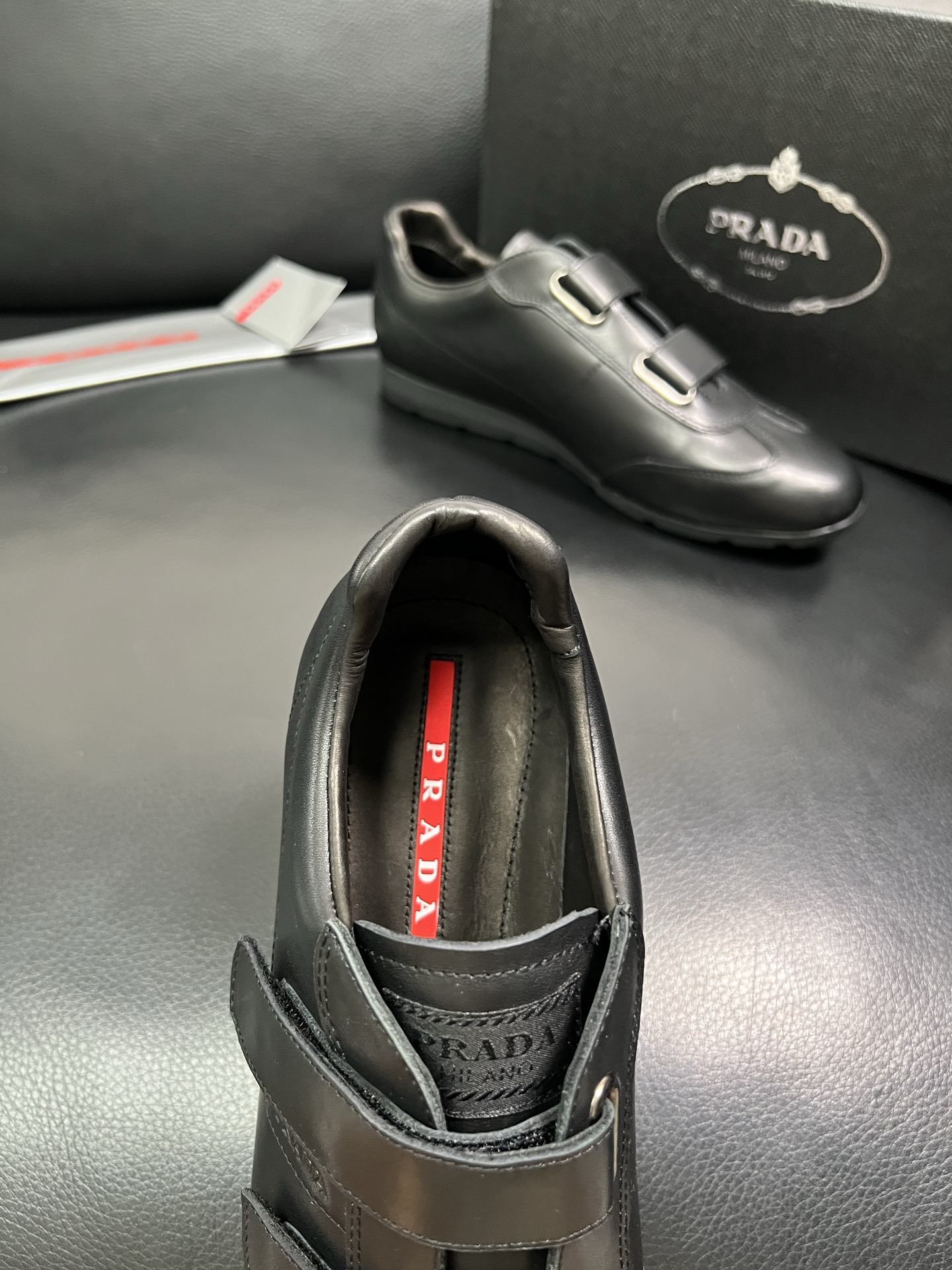 PRADA 顶级工艺品 普拉达 专柜同步 原厂配置，意大利进口原版牛皮面料，透气舒适进口水染牛里垫，鞋底