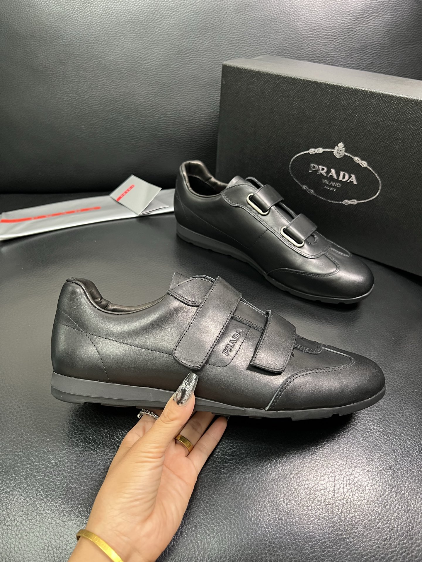 PRADA 顶级工艺品 普拉达 专柜同步 原厂配置，意大利进口原版牛皮面料，透气舒适进口水染牛里垫，鞋底