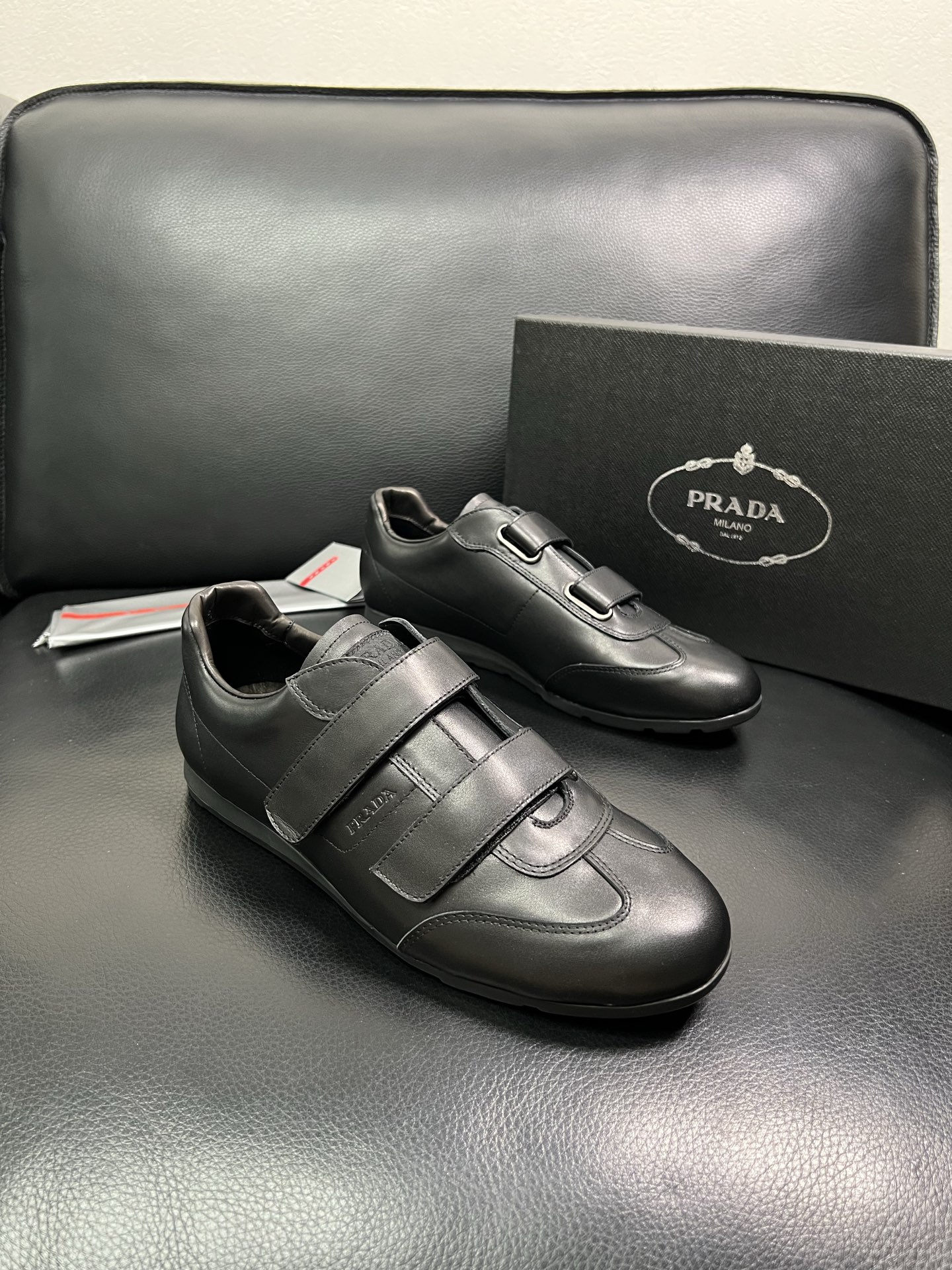 PRADA 顶级工艺品 普拉达 专柜同步 原厂配置，意大利进口原版牛皮面料，透气舒适进口水染牛里垫，鞋底