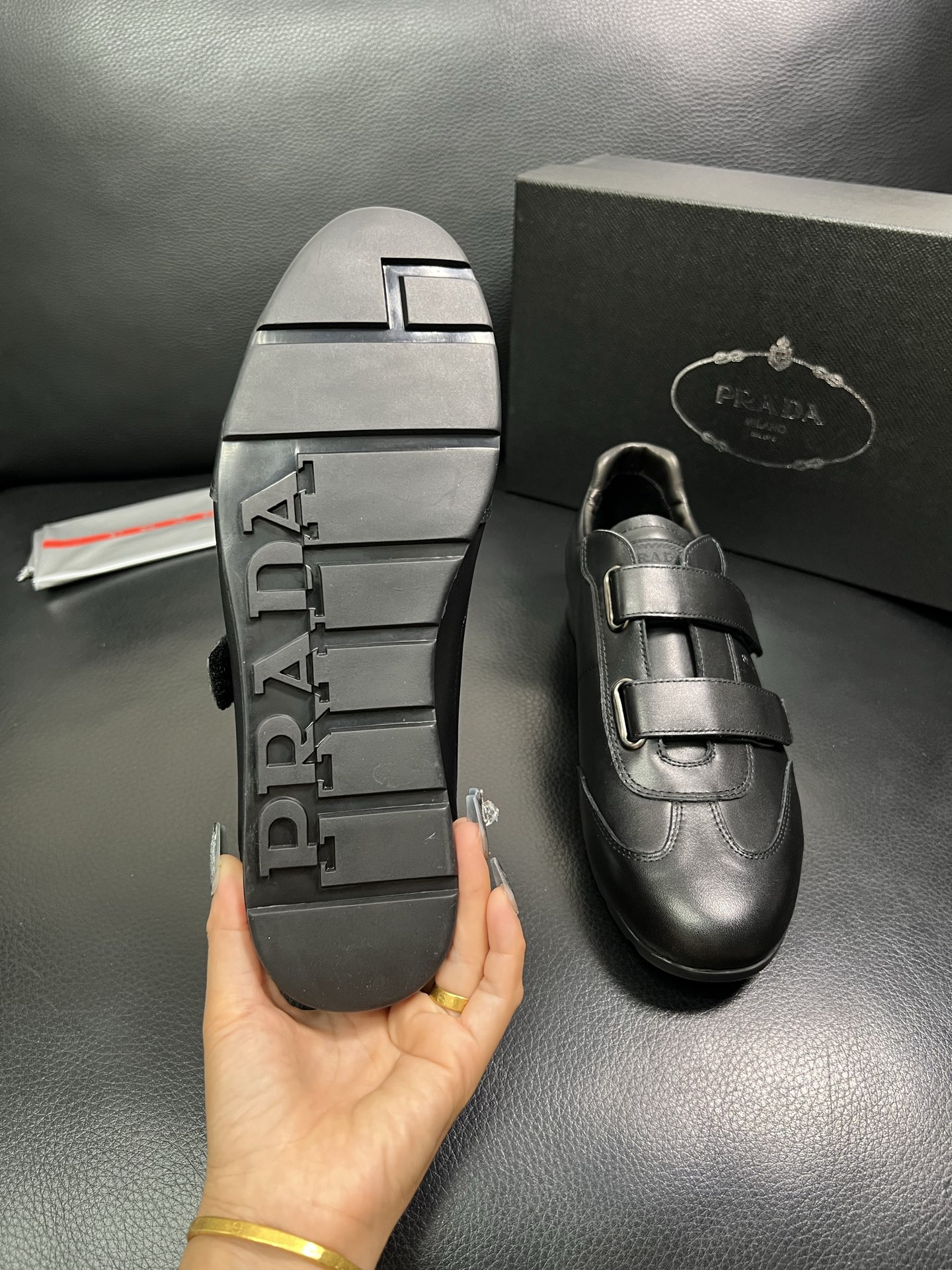 PRADA 顶级工艺品 普拉达 专柜同步 原厂配置，意大利进口原版牛皮面料，透气舒适进口水染牛里垫，鞋底