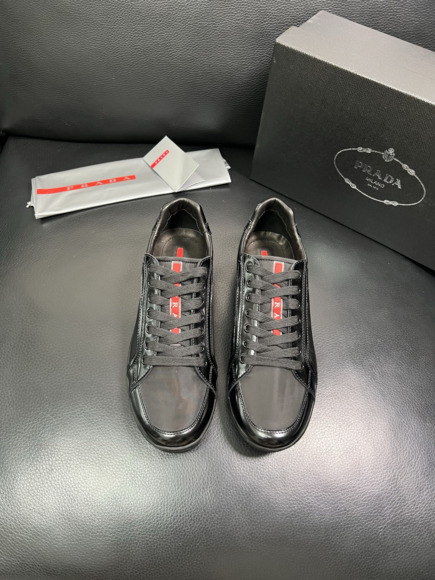 PRADA 顶级工艺品 普拉达 专柜同步 原厂配置，意大利进口原版牛皮面料，透气舒适进口水染牛里垫，鞋底