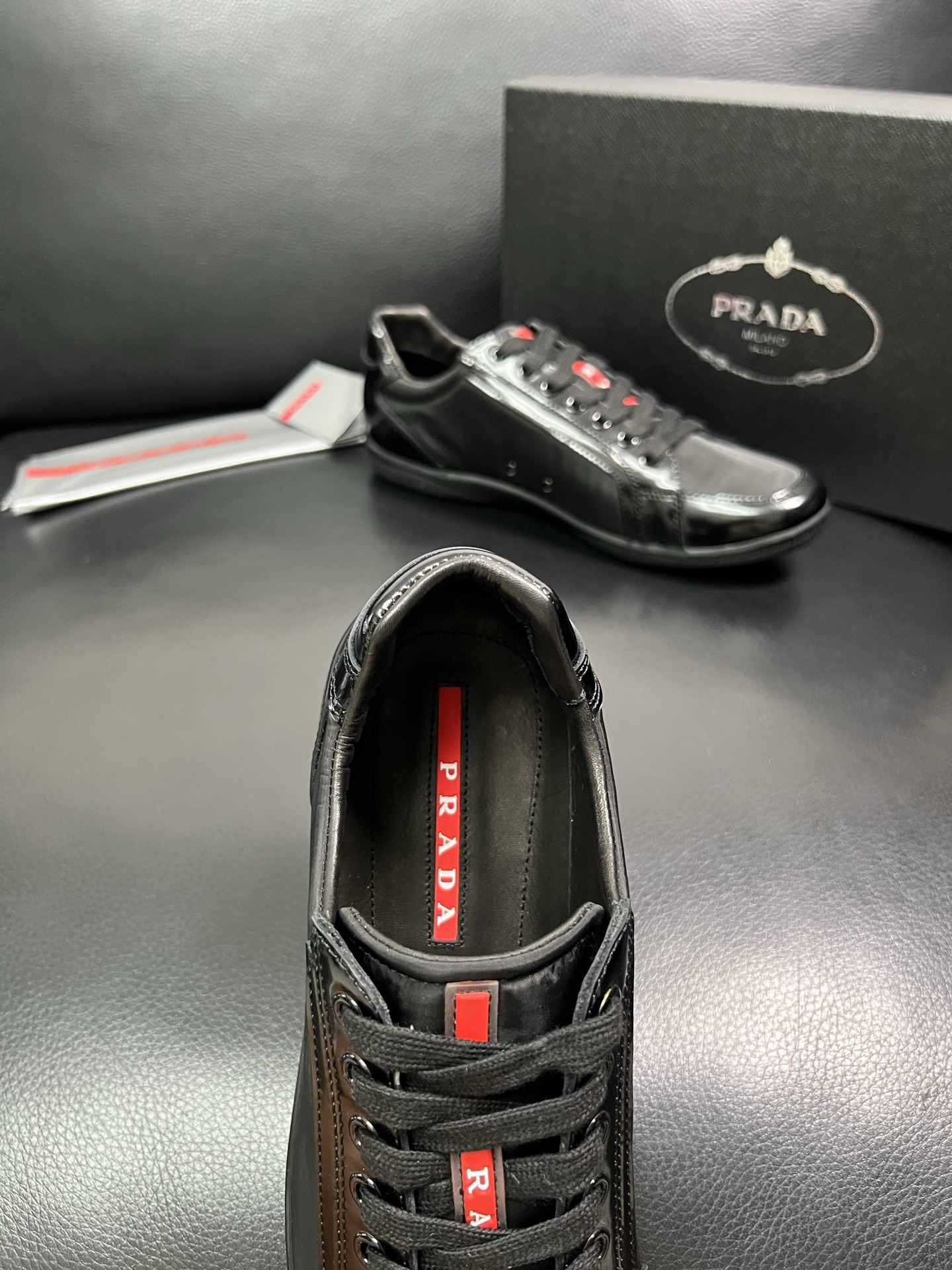 PRADA 顶级工艺品 普拉达 专柜同步 原厂配置，意大利进口原版牛皮面料，透气舒适进口水染牛里垫，鞋底