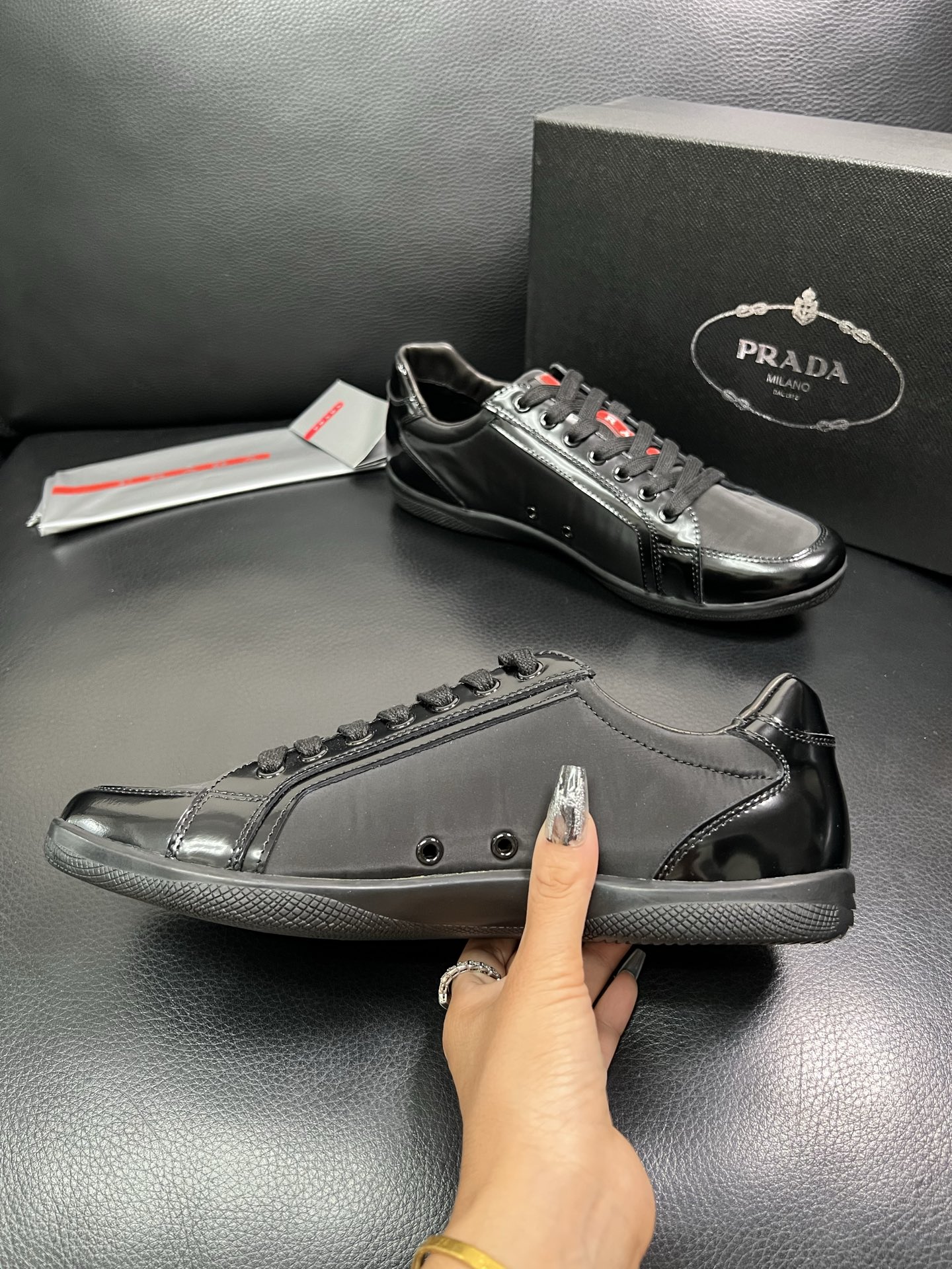 PRADA 顶级工艺品 普拉达 专柜同步 原厂配置，意大利进口原版牛皮面料，透气舒适进口水染牛里垫，鞋底