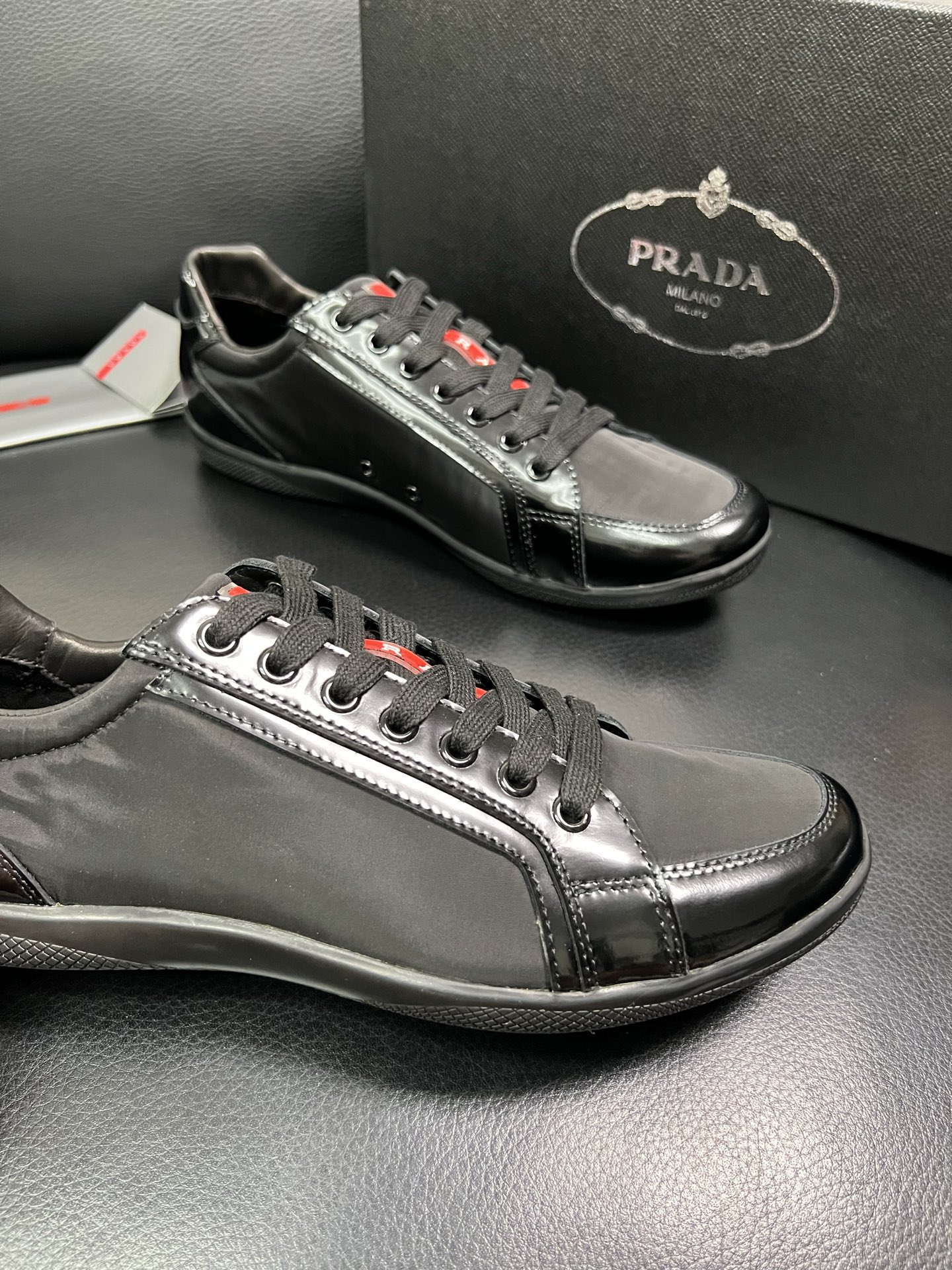 PRADA 顶级工艺品 普拉达 专柜同步 原厂配置，意大利进口原版牛皮面料，透气舒适进口水染牛里垫，鞋底