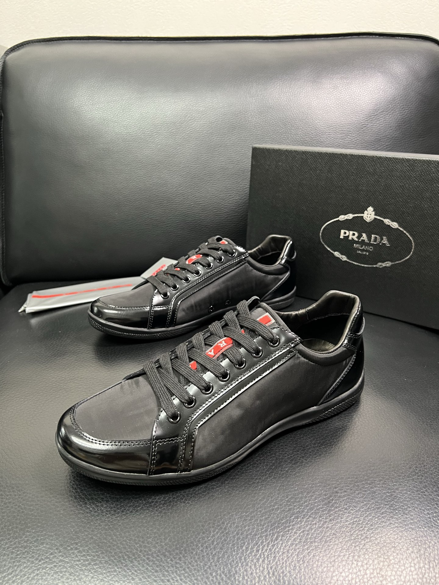 PRADA 顶级工艺品 普拉达 专柜同步 原厂配置，意大利进口原版牛皮面料，透气舒适进口水染牛里垫，鞋底