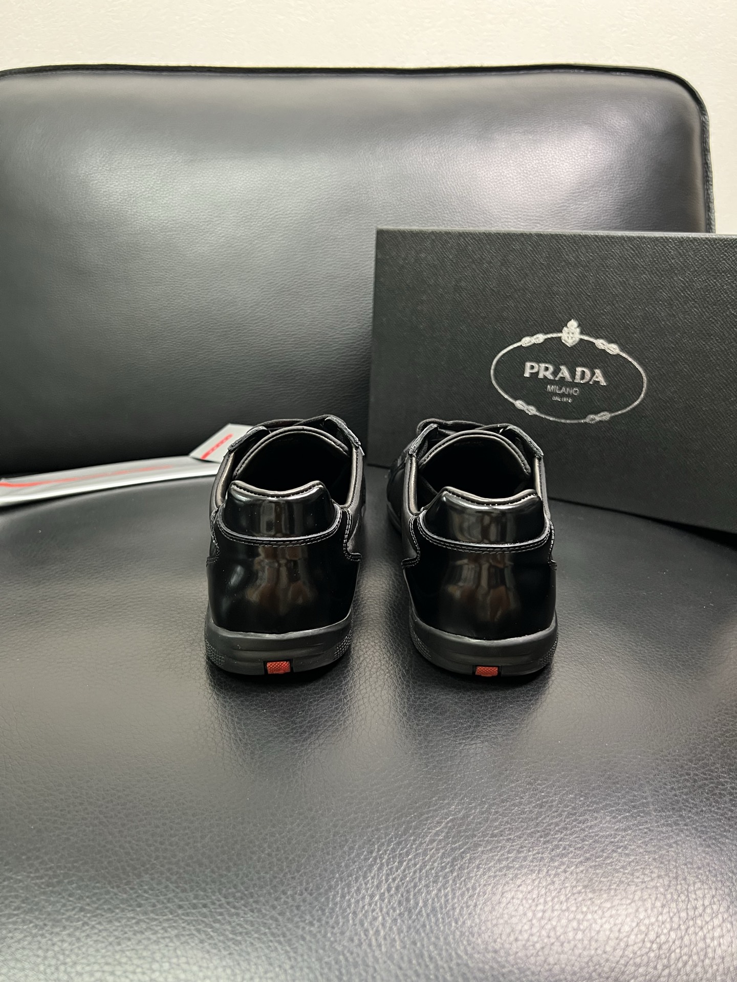 PRADA 顶级工艺品 普拉达 专柜同步 原厂配置，意大利进口原版牛皮面料，透气舒适进口水染牛里垫，鞋底