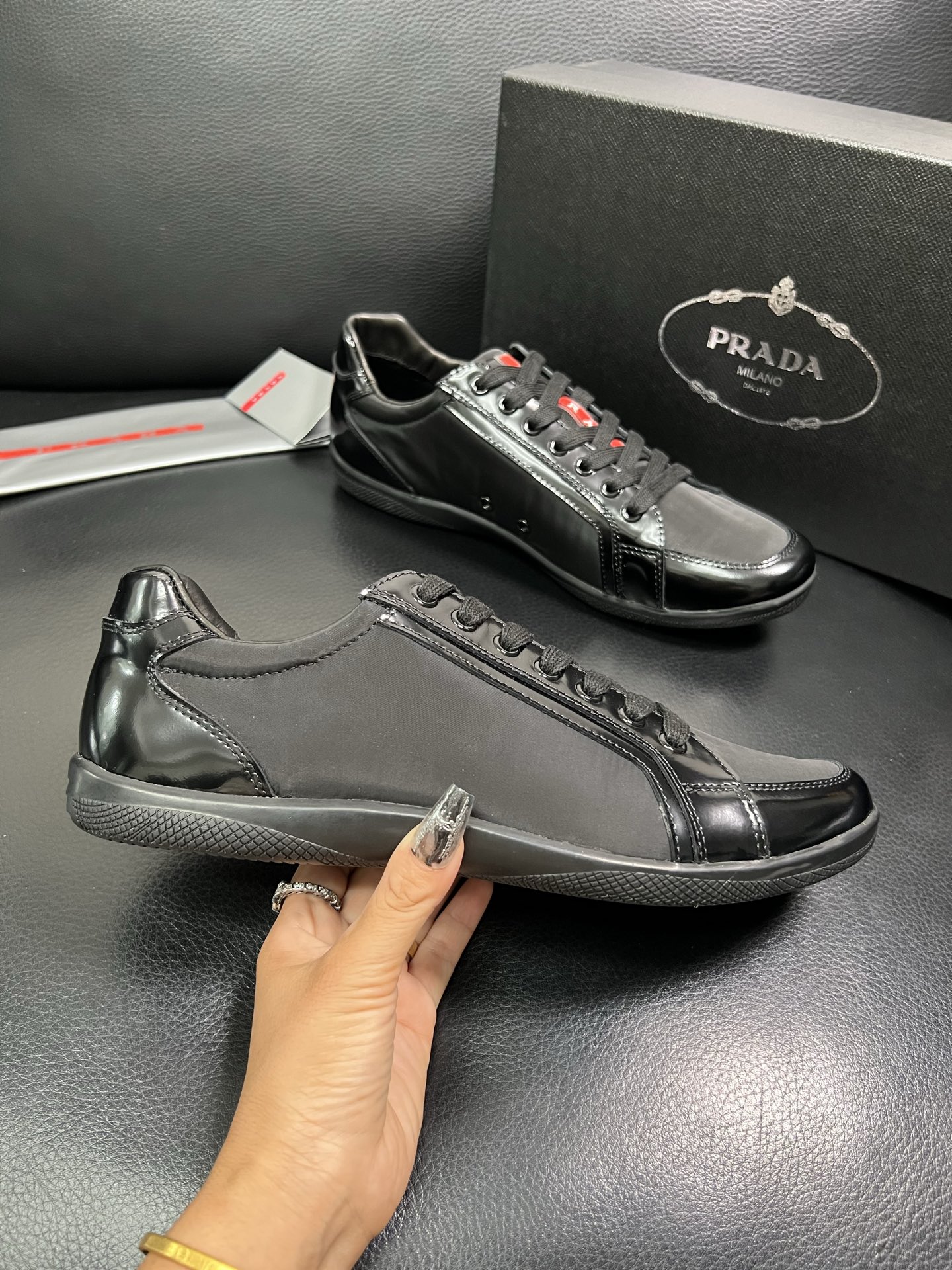 PRADA 顶级工艺品 普拉达 专柜同步 原厂配置，意大利进口原版牛皮面料，透气舒适进口水染牛里垫，鞋底