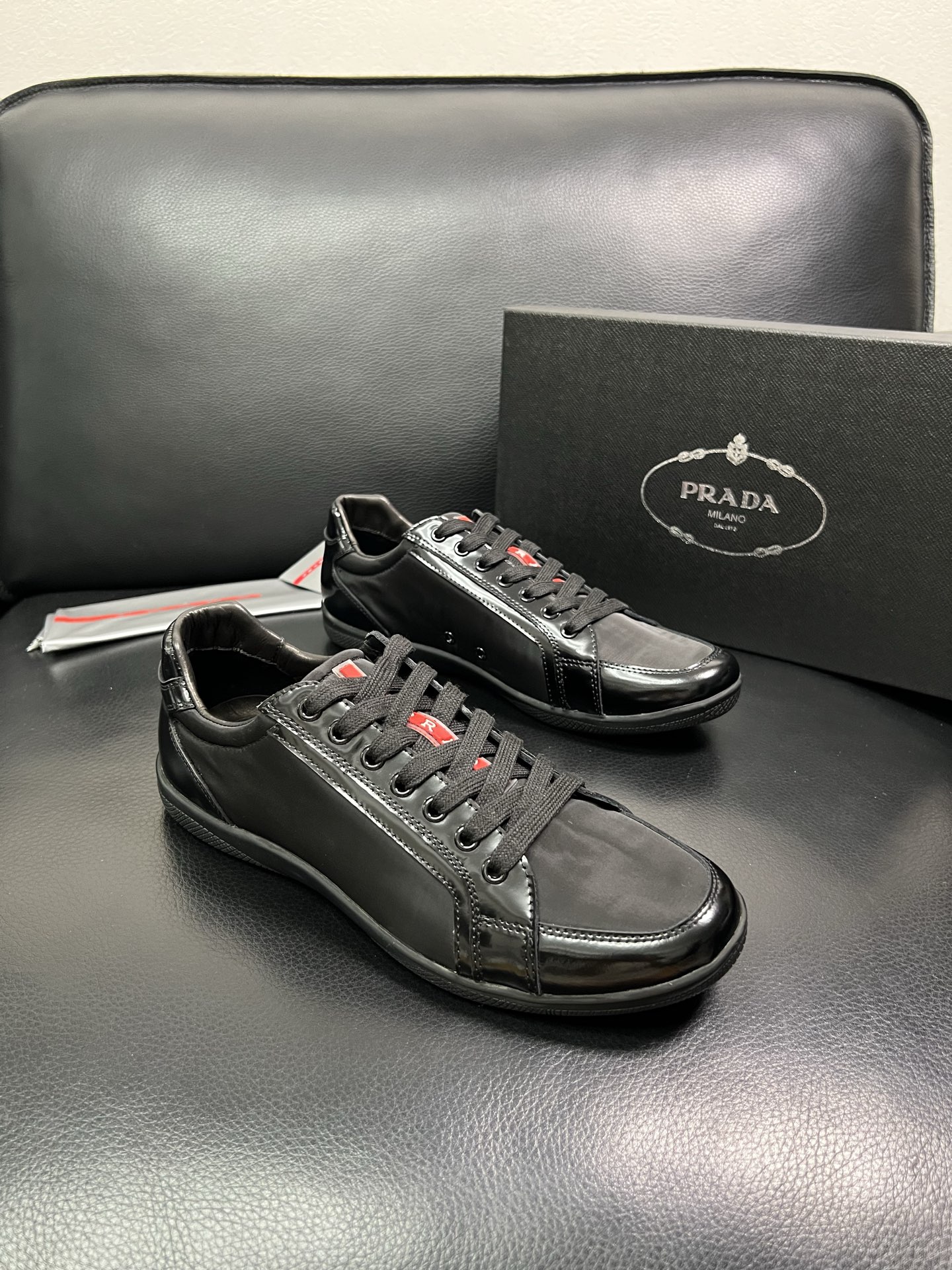 PRADA 顶级工艺品 普拉达 专柜同步 原厂配置，意大利进口原版牛皮面料，透气舒适进口水染牛里垫，鞋底