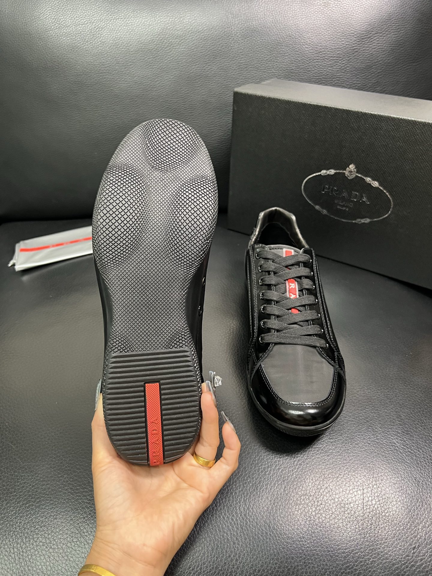PRADA 顶级工艺品 普拉达 专柜同步 原厂配置，意大利进口原版牛皮面料，透气舒适进口水染牛里垫，鞋底