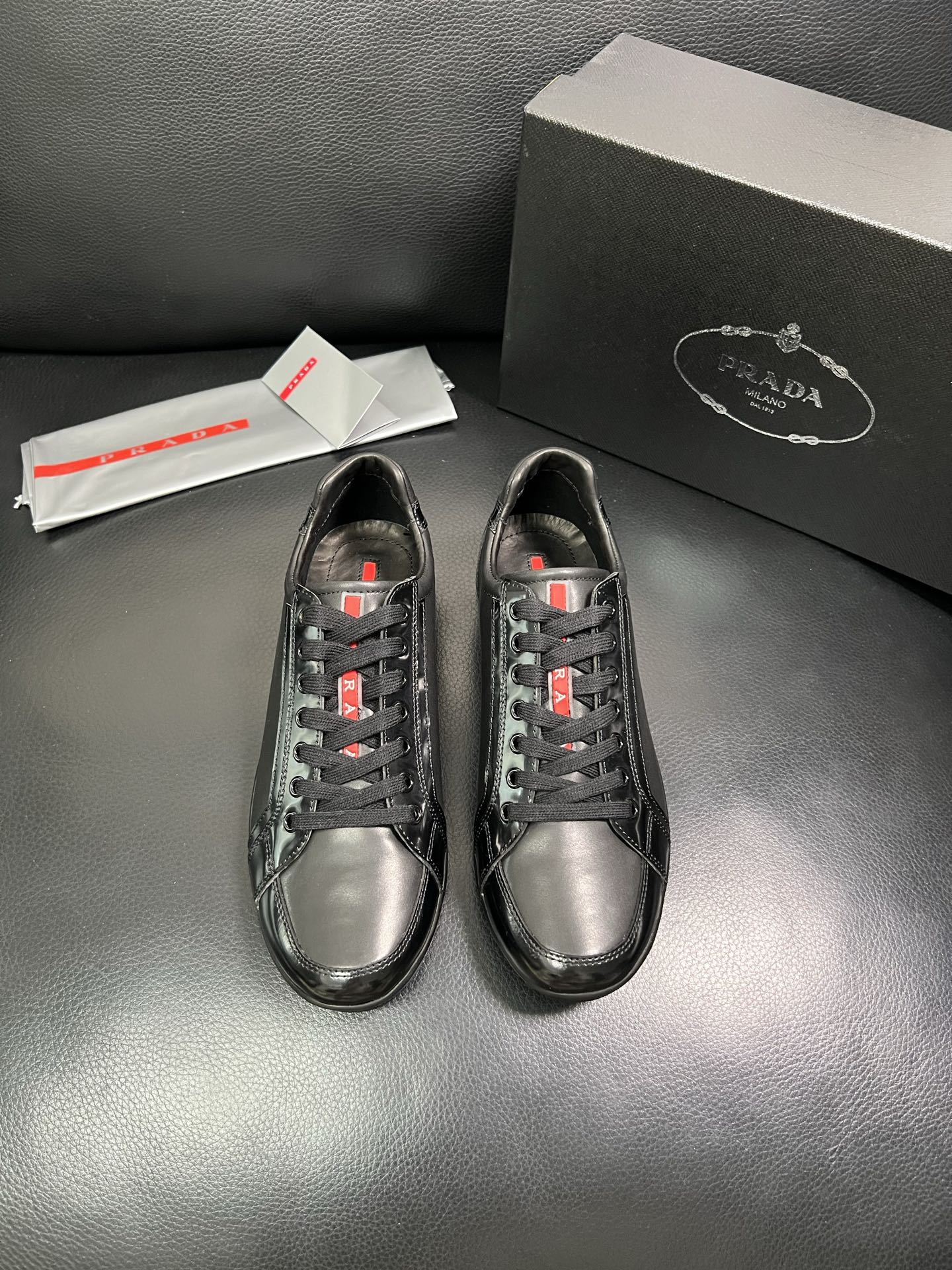 PRADA 顶级工艺品 普拉达 专柜同步 原厂配置，意大利进口原版牛皮面料，透气舒适进口水染牛里垫，鞋底