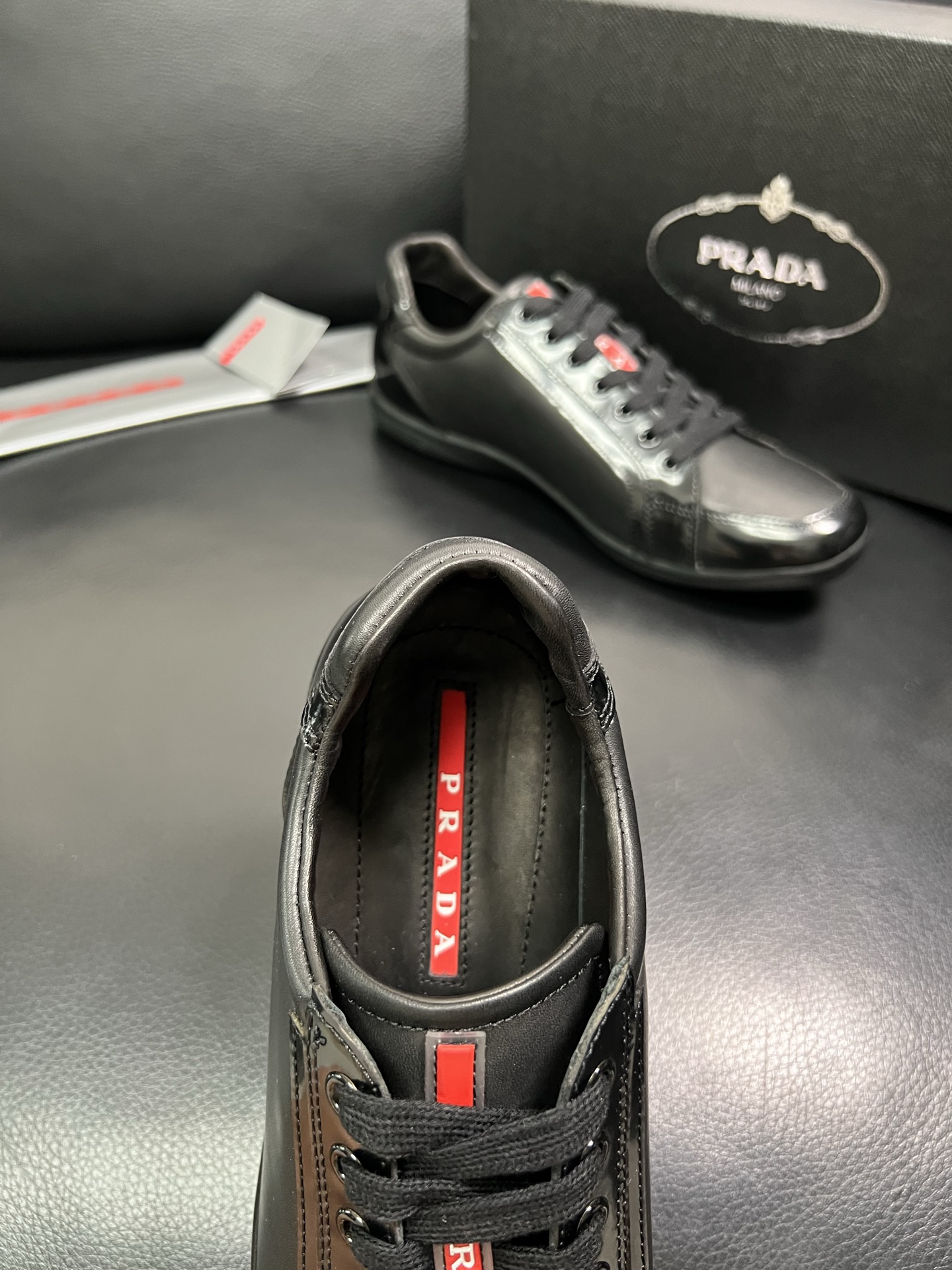 PRADA 顶级工艺品 普拉达 专柜同步 原厂配置，意大利进口原版牛皮面料，透气舒适进口水染牛里垫，鞋底