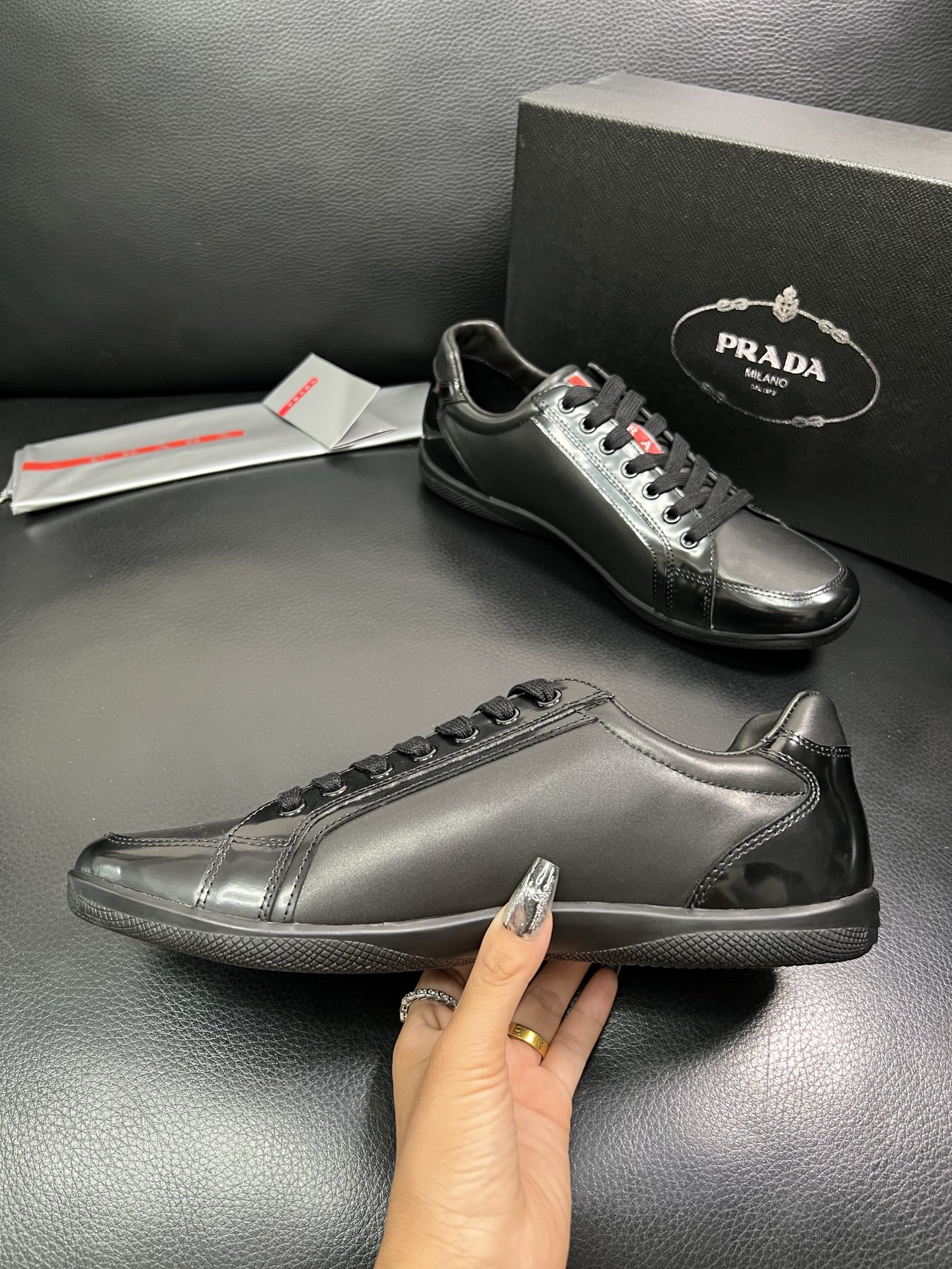 PRADA 顶级工艺品 普拉达 专柜同步 原厂配置，意大利进口原版牛皮面料，透气舒适进口水染牛里垫，鞋底