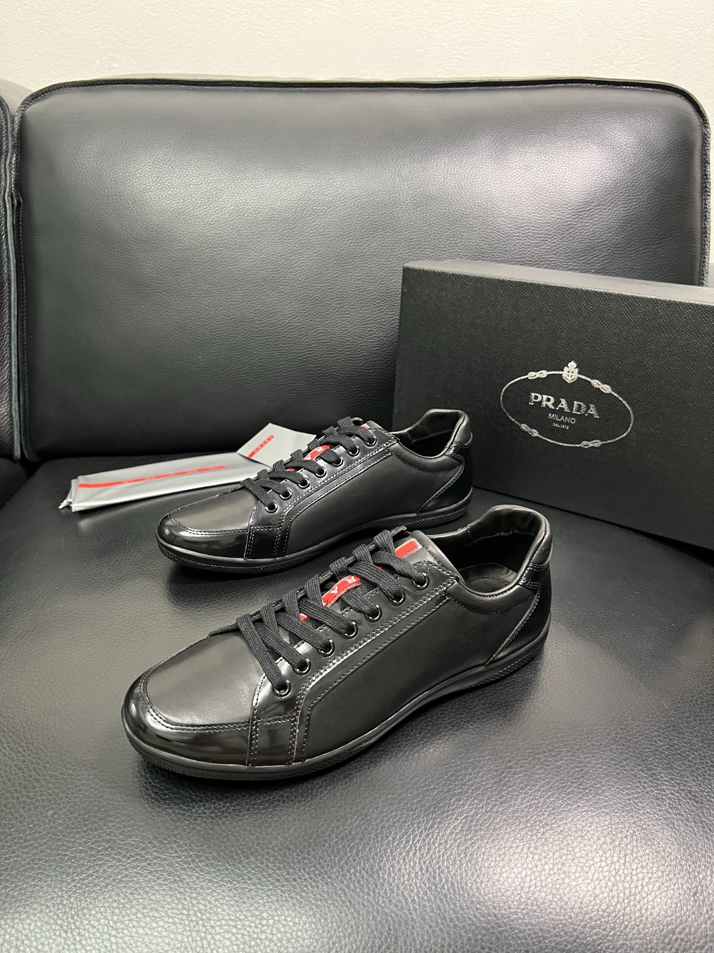 PRADA 顶级工艺品 普拉达 专柜同步 原厂配置，意大利进口原版牛皮面料，透气舒适进口水染牛里垫，鞋底