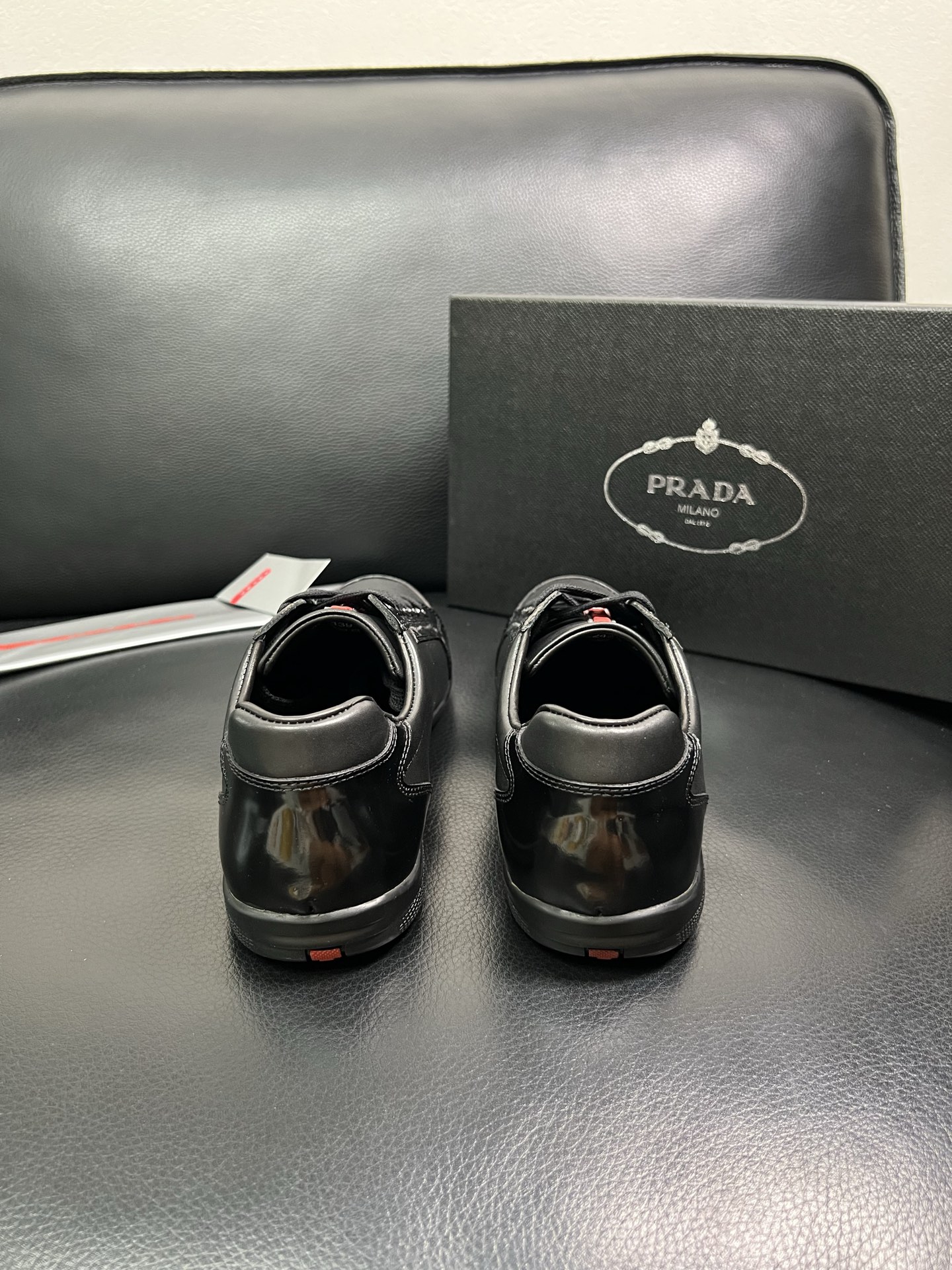 PRADA 顶级工艺品 普拉达 专柜同步 原厂配置，意大利进口原版牛皮面料，透气舒适进口水染牛里垫，鞋底