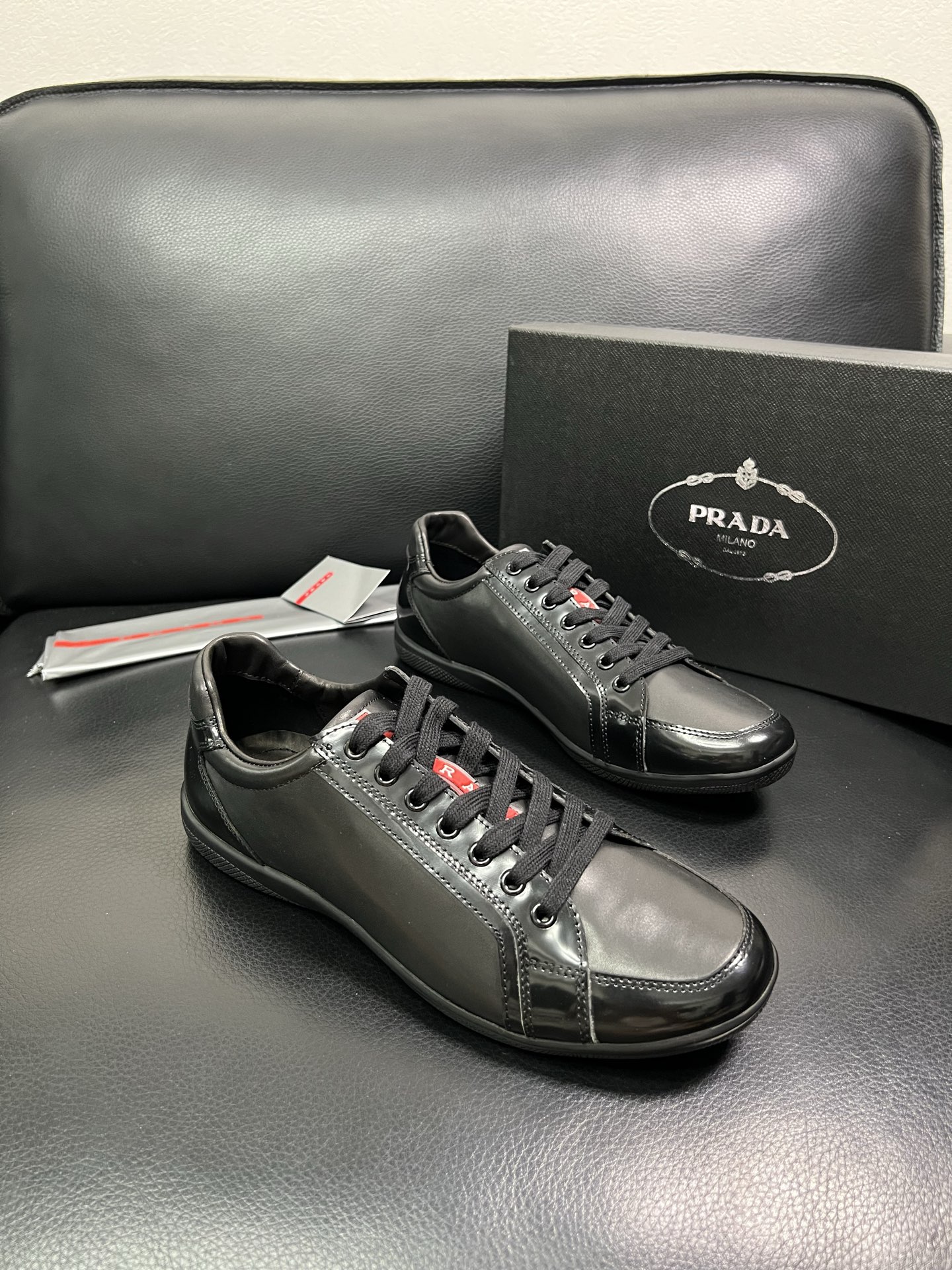 PRADA 顶级工艺品 普拉达 专柜同步 原厂配置，意大利进口原版牛皮面料，透气舒适进口水染牛里垫，鞋底
