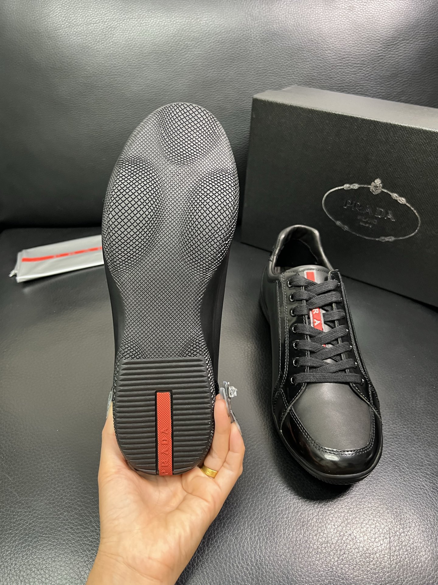PRADA 顶级工艺品 普拉达 专柜同步 原厂配置，意大利进口原版牛皮面料，透气舒适进口水染牛里垫，鞋底