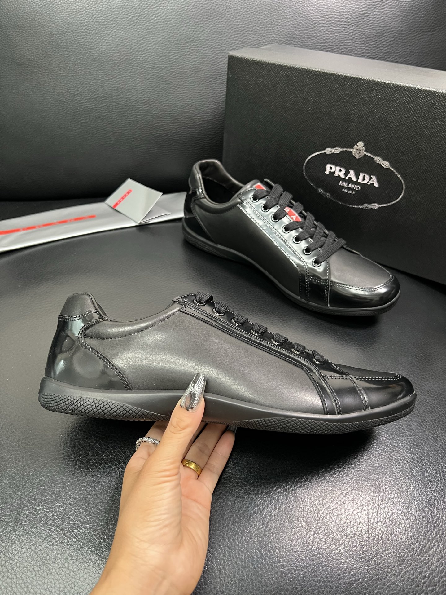 PRADA 顶级工艺品 普拉达 专柜同步 原厂配置，意大利进口原版牛皮面料，透气舒适进口水染牛里垫，鞋底