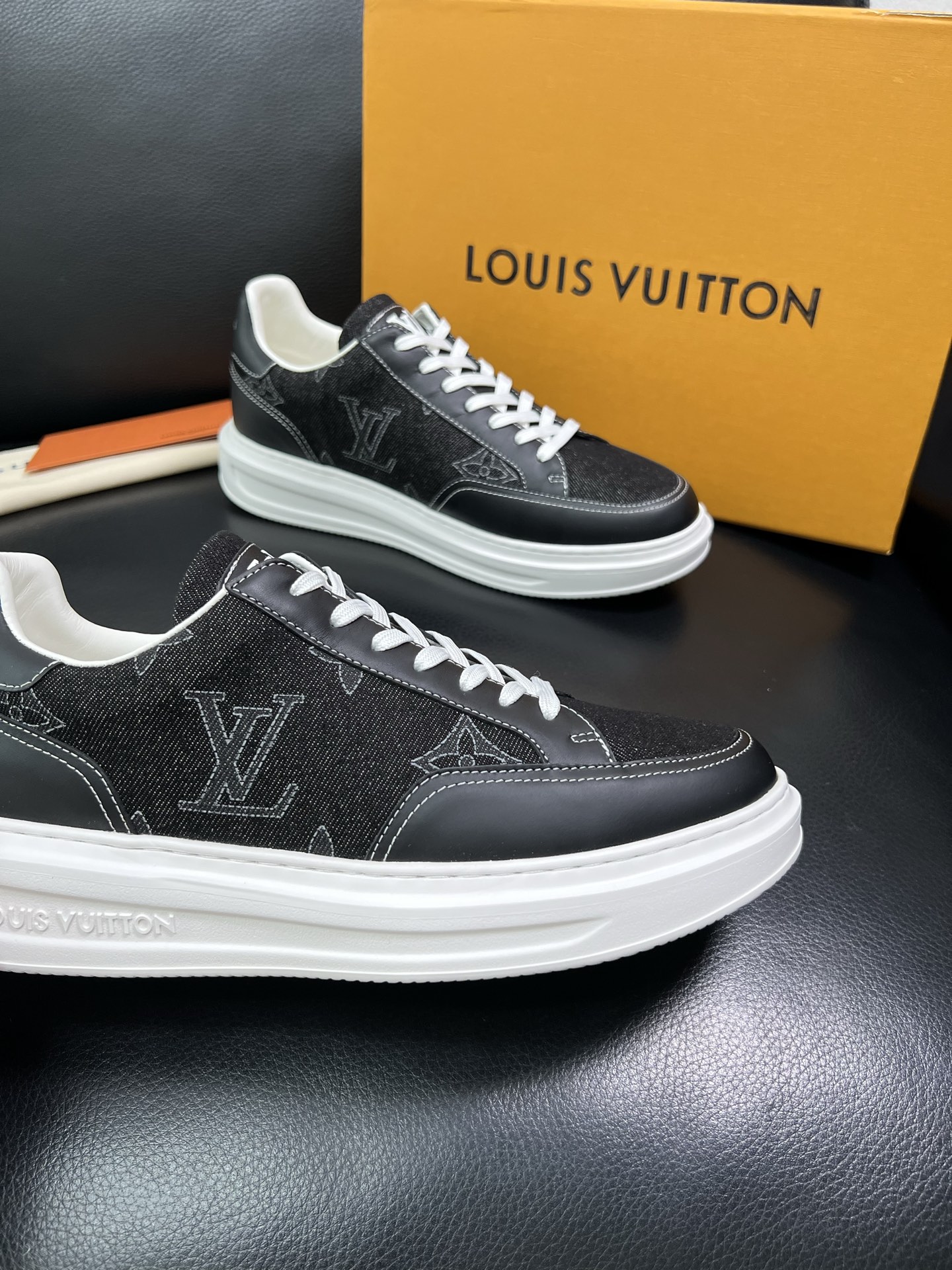 Lv 🔍顶级代购 路易威登，运动板鞋专柜同步，鞋面意大利进口，高品质拼接缤纷色彩复杂工艺品，进口网布里垫