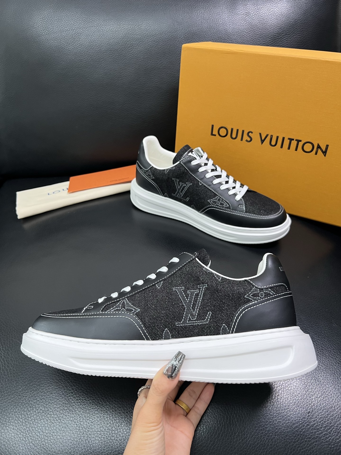 Lv 🔍顶级代购 路易威登，运动板鞋专柜同步，鞋面意大利进口，高品质拼接缤纷色彩复杂工艺品，进口网布里垫