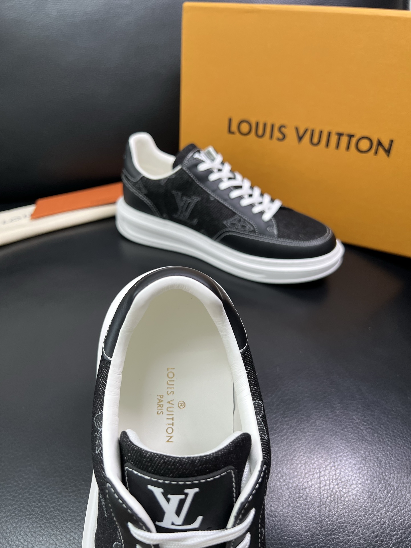Lv 🔍顶级代购 路易威登，运动板鞋专柜同步，鞋面意大利进口，高品质拼接缤纷色彩复杂工艺品，进口网布里垫