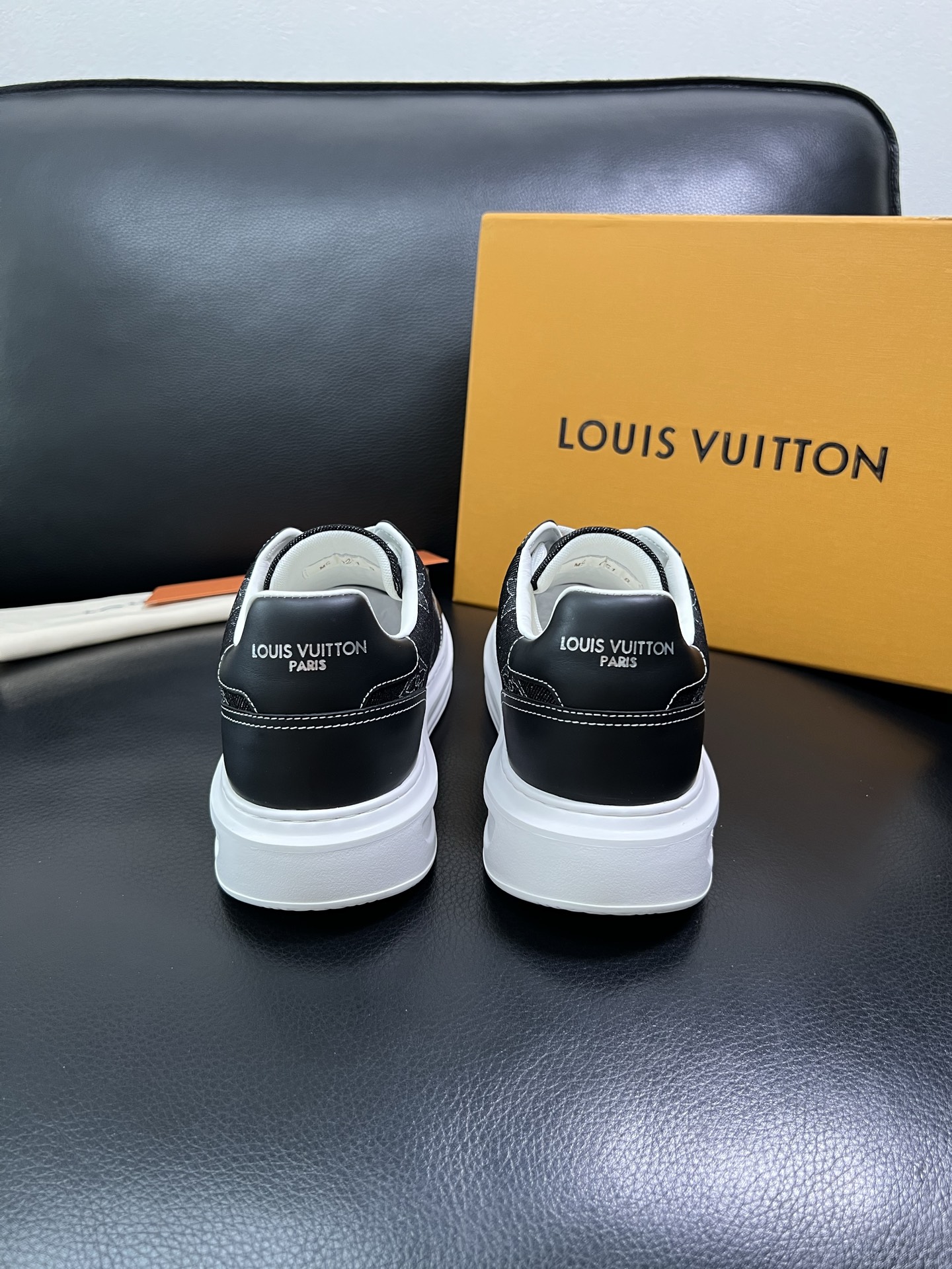 Lv 🔍顶级代购 路易威登，运动板鞋专柜同步，鞋面意大利进口，高品质拼接缤纷色彩复杂工艺品，进口网布里垫