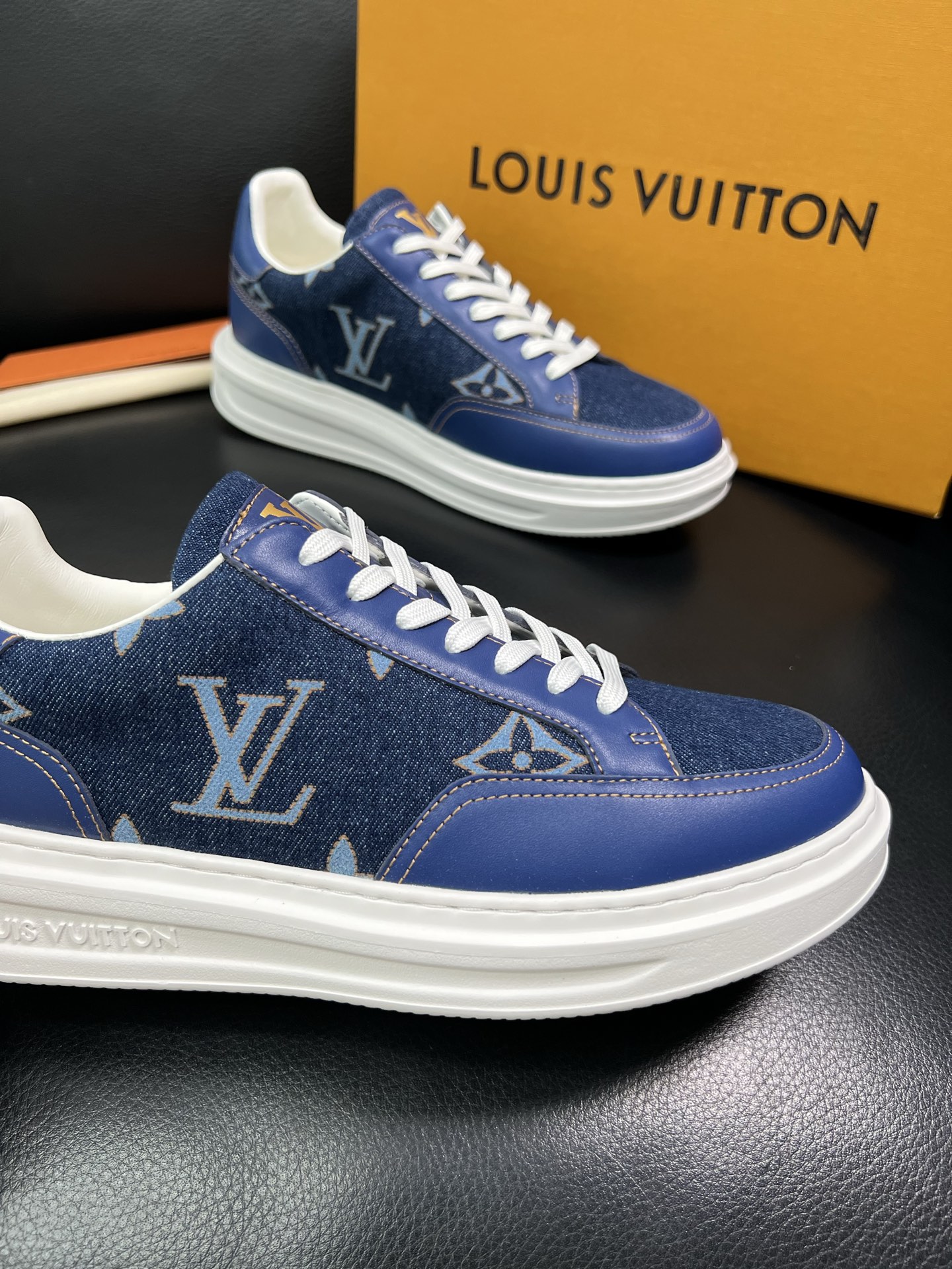 Lv 🔍顶级代购 路易威登，运动板鞋专柜同步，鞋面意大利进口，高品质拼接缤纷色彩复杂工艺品，进口网布里垫