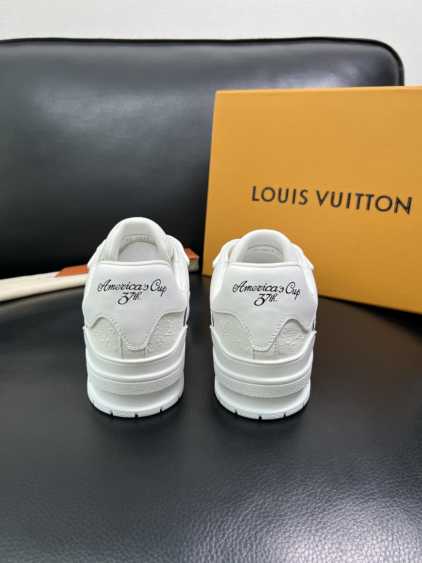 Lv 顶级代购 路易威登，运动板鞋专柜同步，鞋面意大利进口，高品质拼接缤纷色彩复杂工艺品，进口网布里垫柔