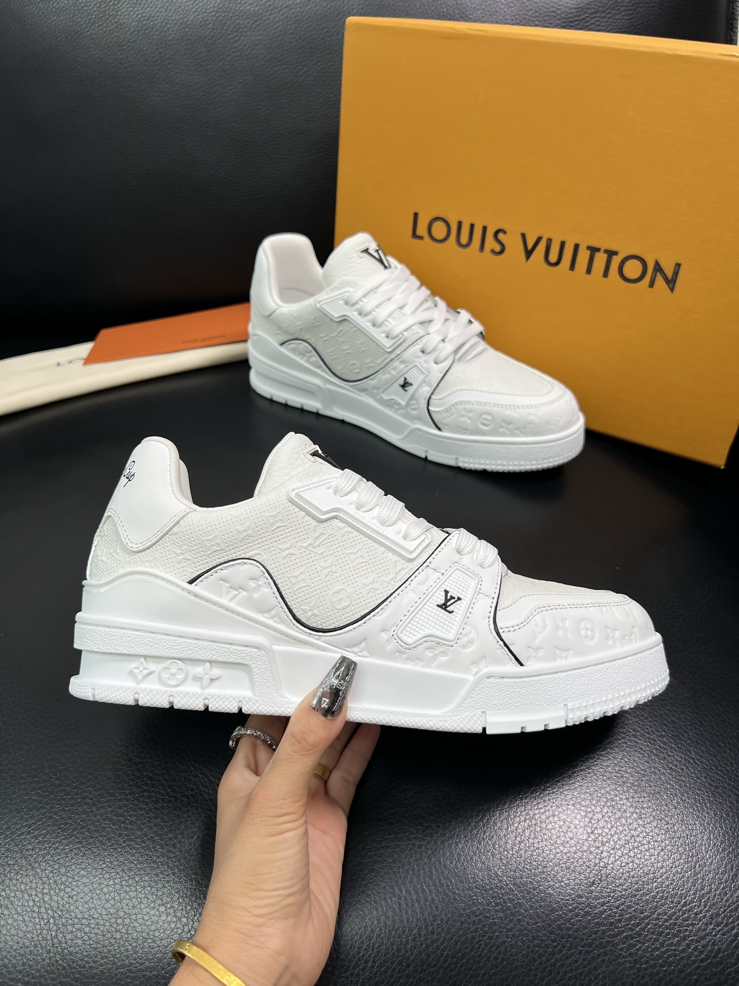 Lv 顶级代购 路易威登，运动板鞋专柜同步，鞋面意大利进口，高品质拼接缤纷色彩复杂工艺品，进口网布里垫柔