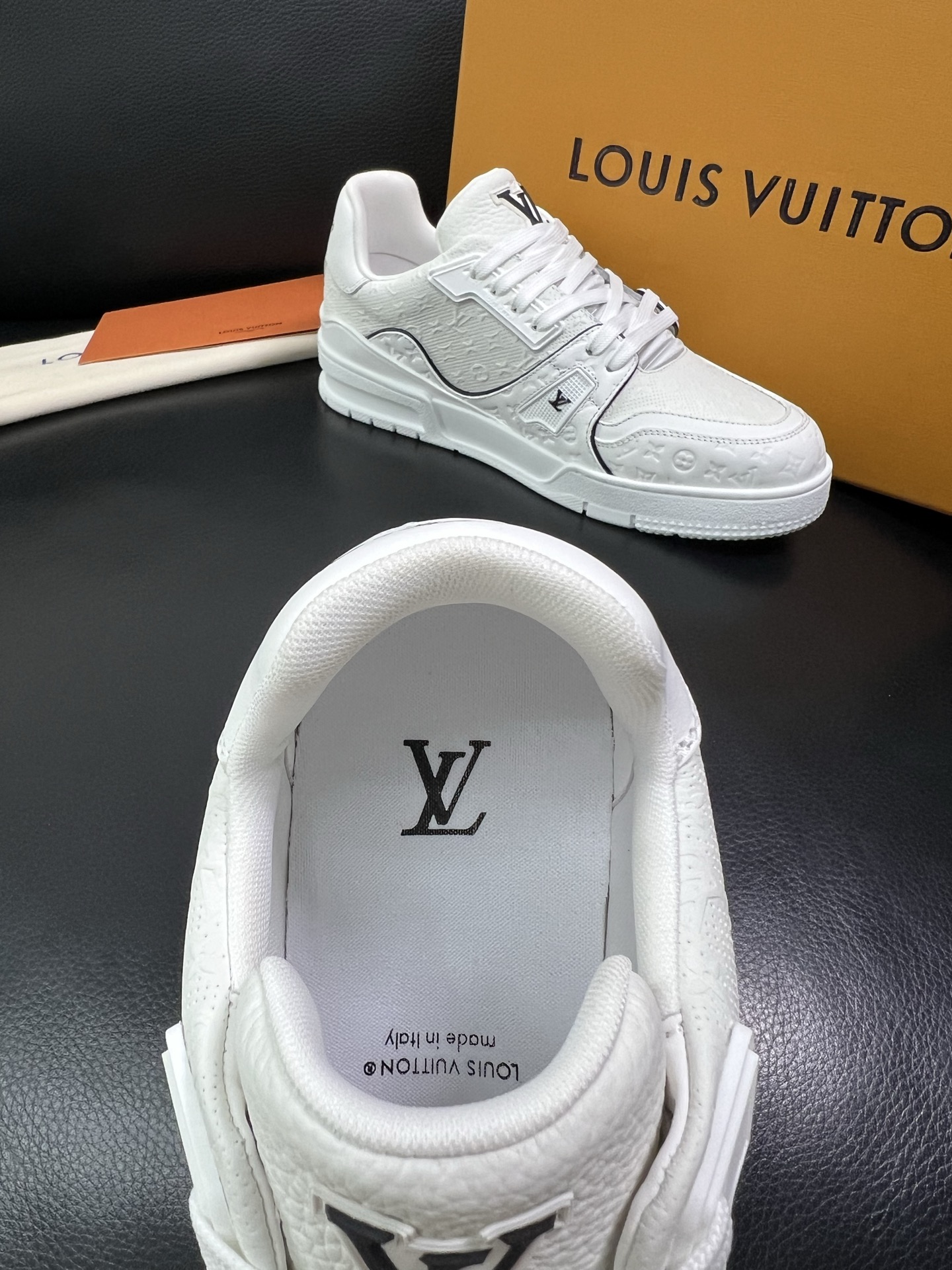 Lv 顶级代购 路易威登，运动板鞋专柜同步，鞋面意大利进口，高品质拼接缤纷色彩复杂工艺品，进口网布里垫柔