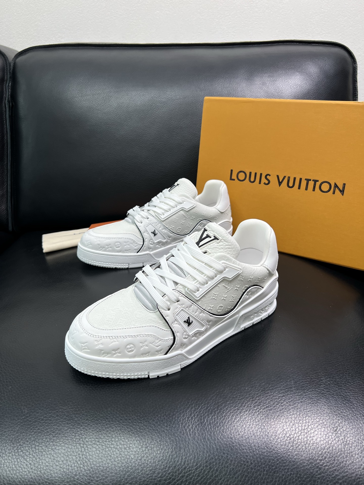 Lv 顶级代购 路易威登，运动板鞋专柜同步，鞋面意大利进口，高品质拼接缤纷色彩复杂工艺品，进口网布里垫柔