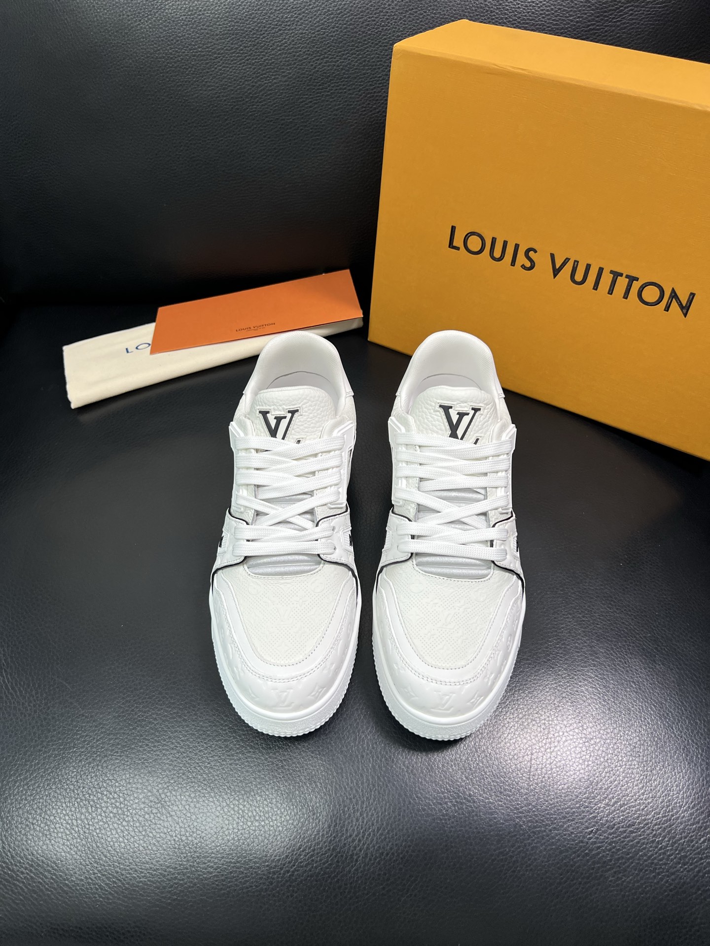Lv 顶级代购 路易威登，运动板鞋专柜同步，鞋面意大利进口，高品质拼接缤纷色彩复杂工艺品，进口网布里垫柔